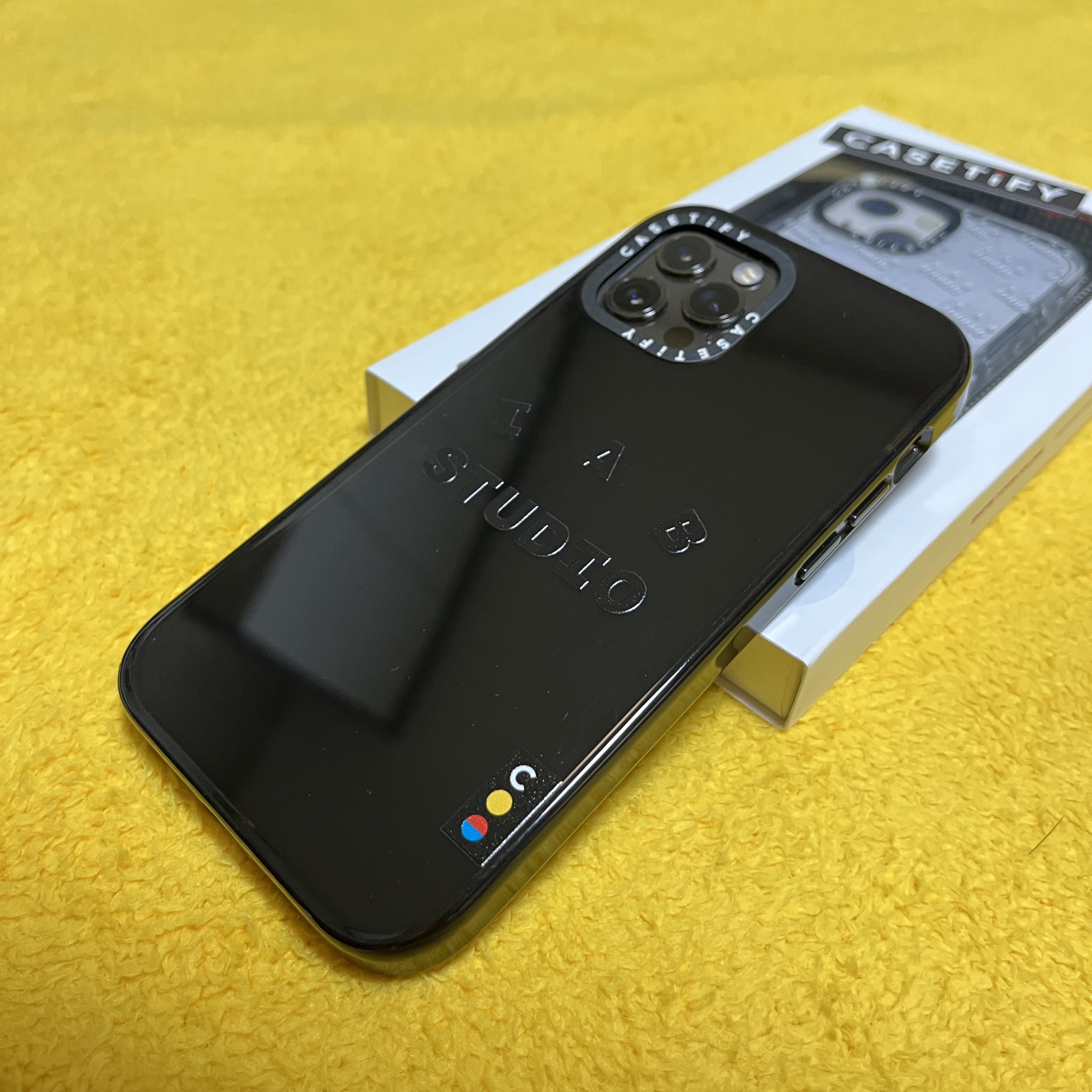 Casetify x IAB Studio iPhone Black Logo Impact Case Black 착용 스타일