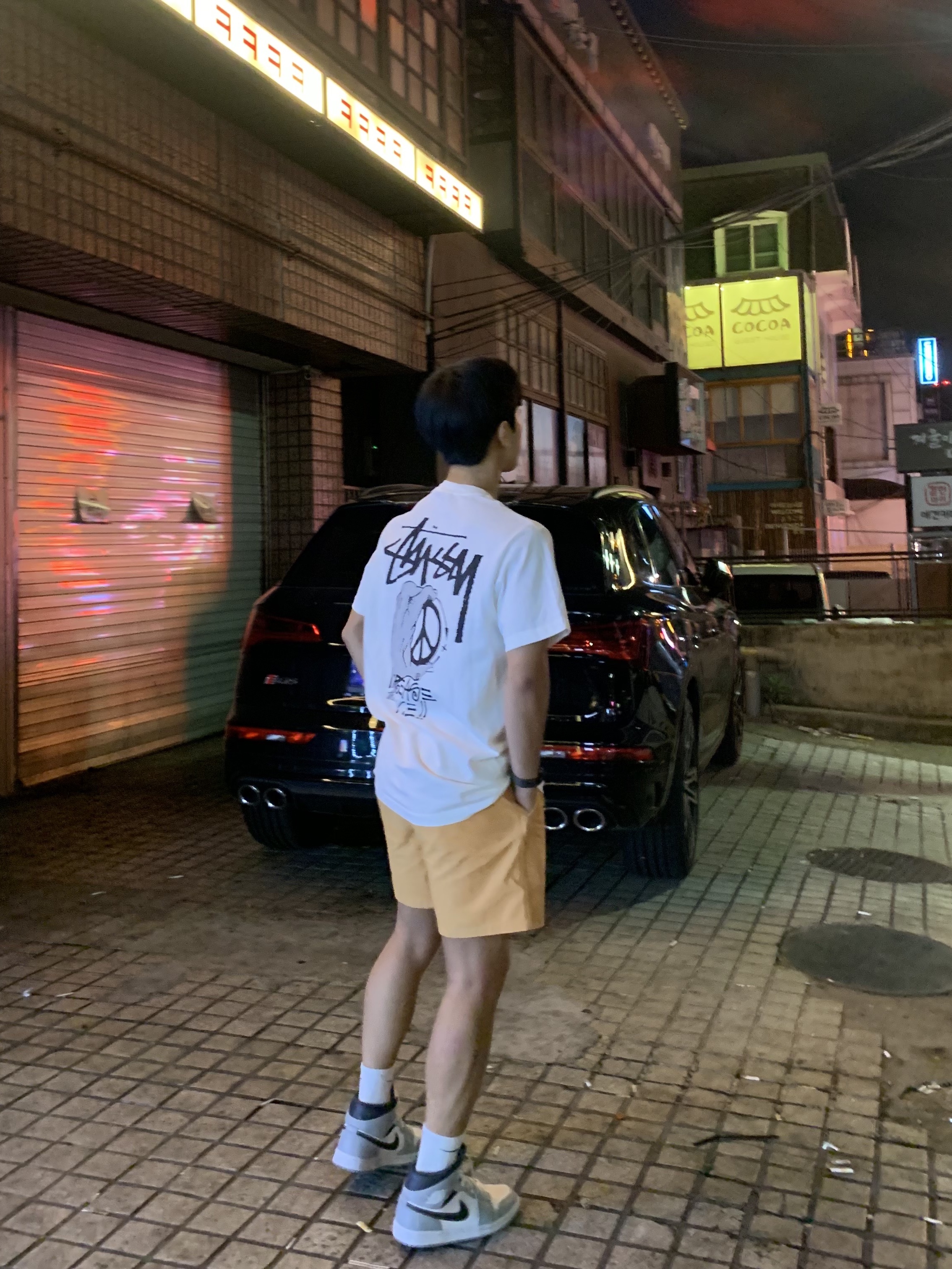 Stussy Peace Hand Pigment dyed T-Shirt Natural, Jordan 1 Mid Light Smoke Grey Anthracite 착용 스타일