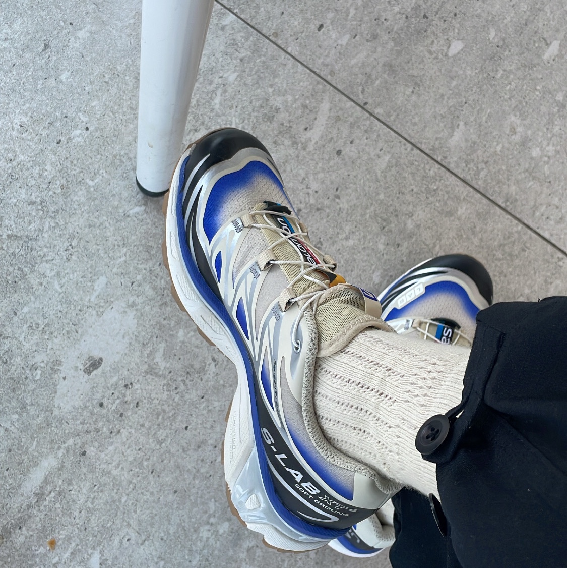 Salomon XT-6 Skyline Bleached Sand Dazzling Blue 착용 스타일
