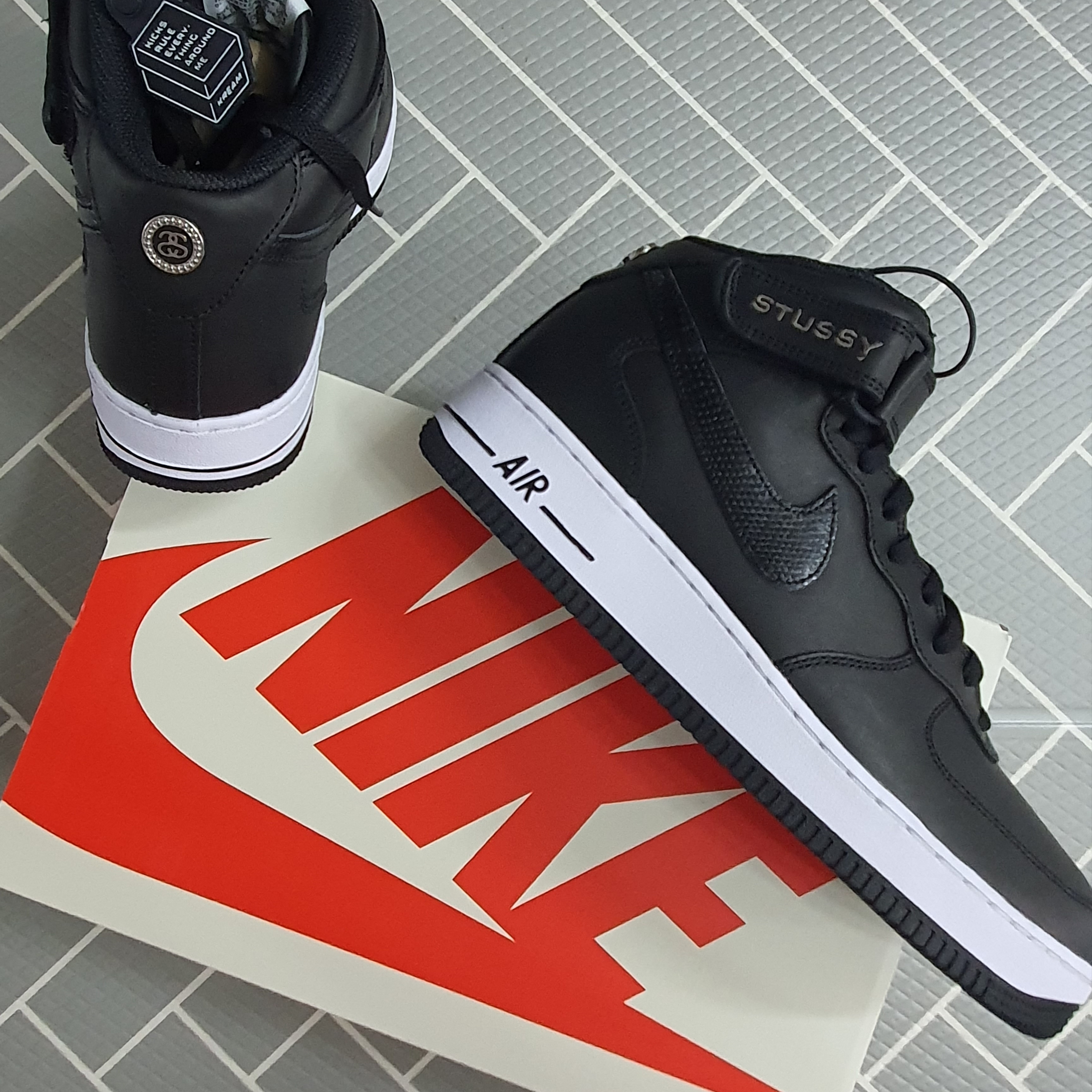 Nike x Stussy Air Force 1 '07 Mid SP Black 착용 스타일 - 3