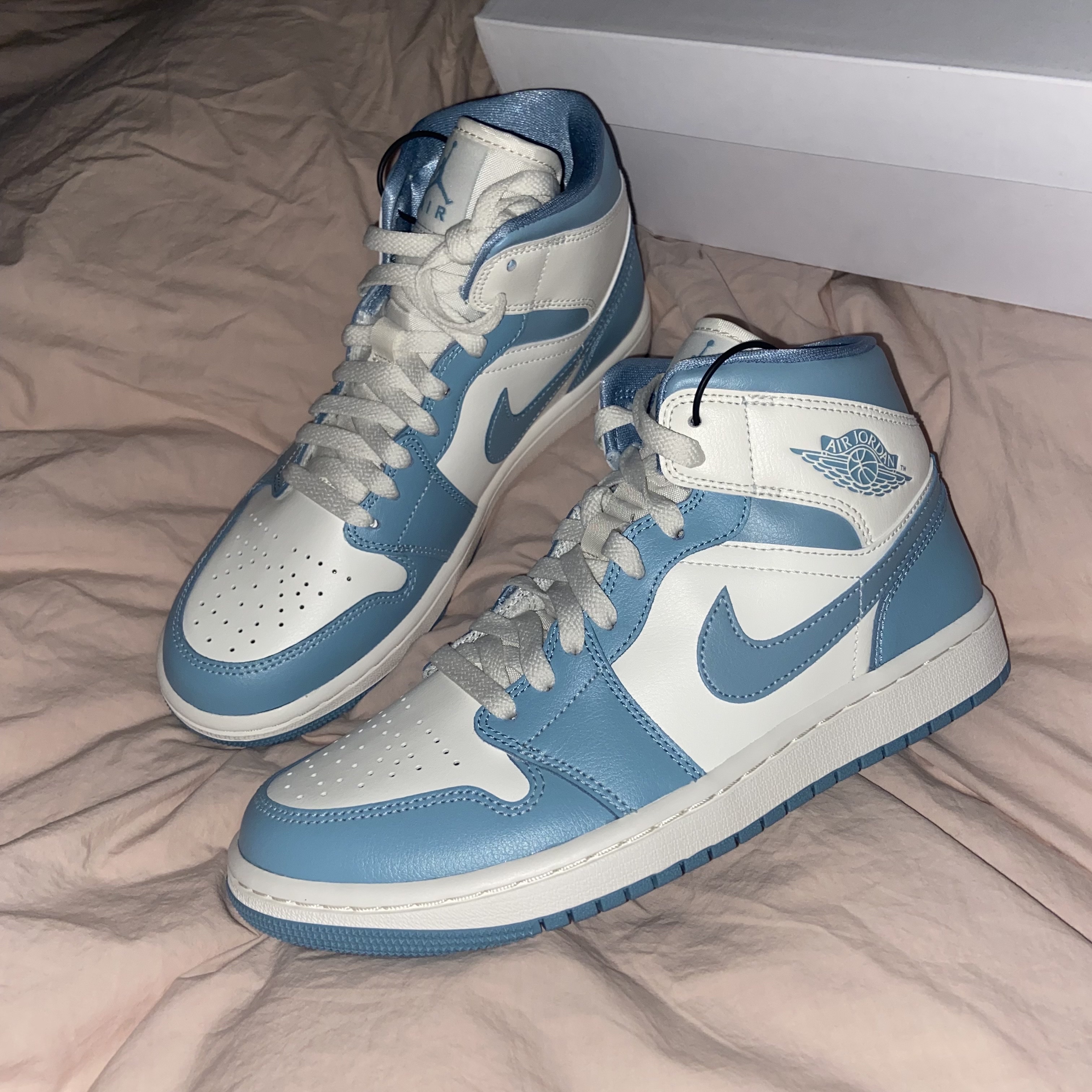 (W) Jordan 1 Mid Sail and Worn Blue 착용 스타일