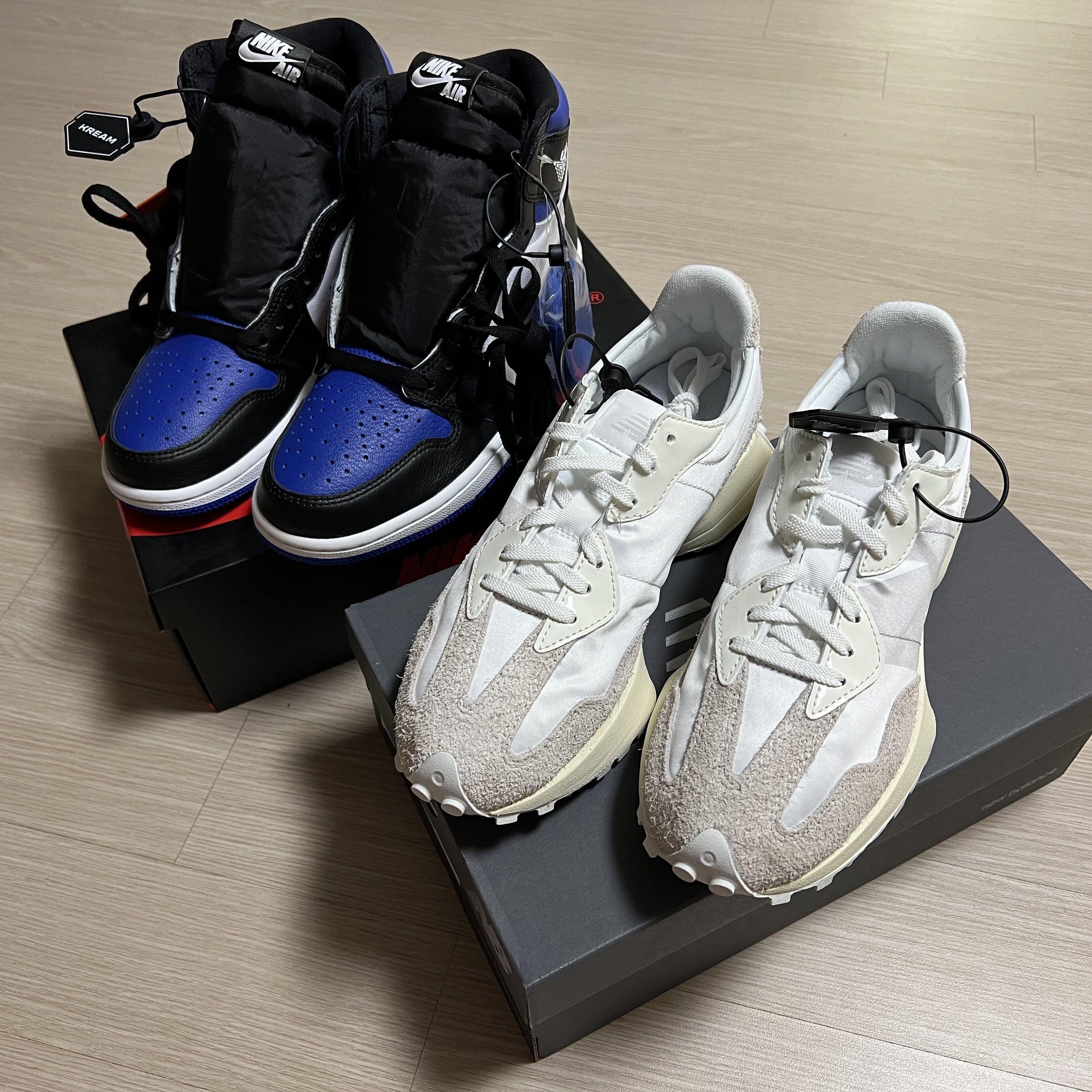 Jordan 1 Retro High OG Royal Toe, (W) New Balance 327 White Moonbeam 착용 스타일