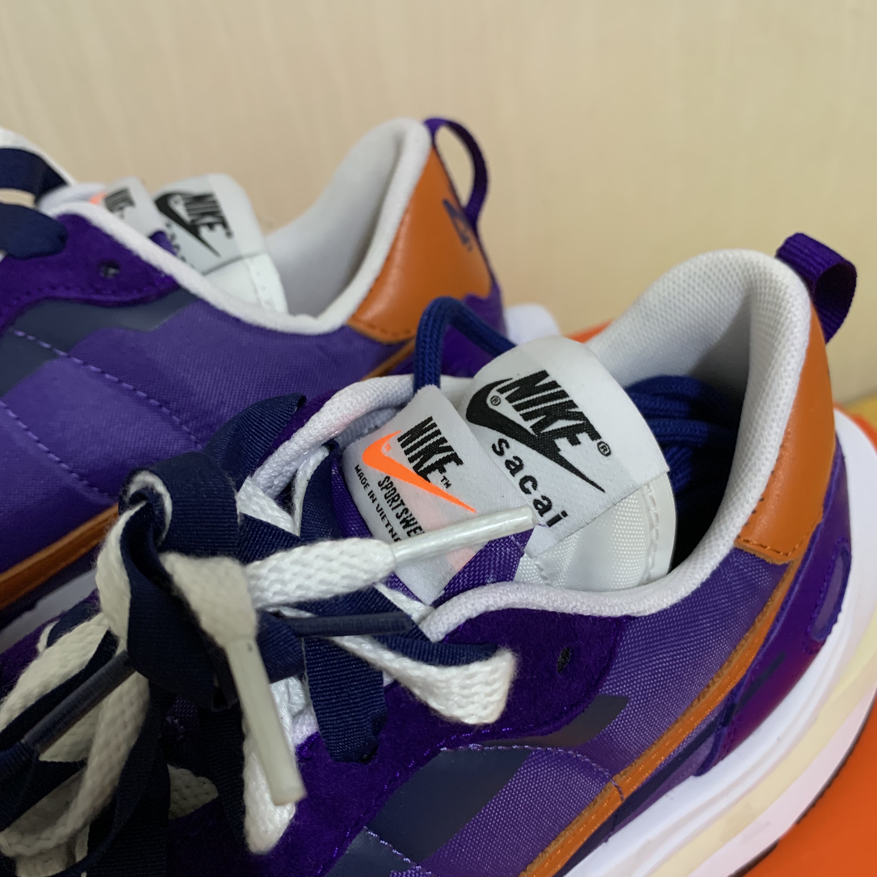 Nike x Sacai VaporWaffle Dark Iris 착용 스타일 - 3