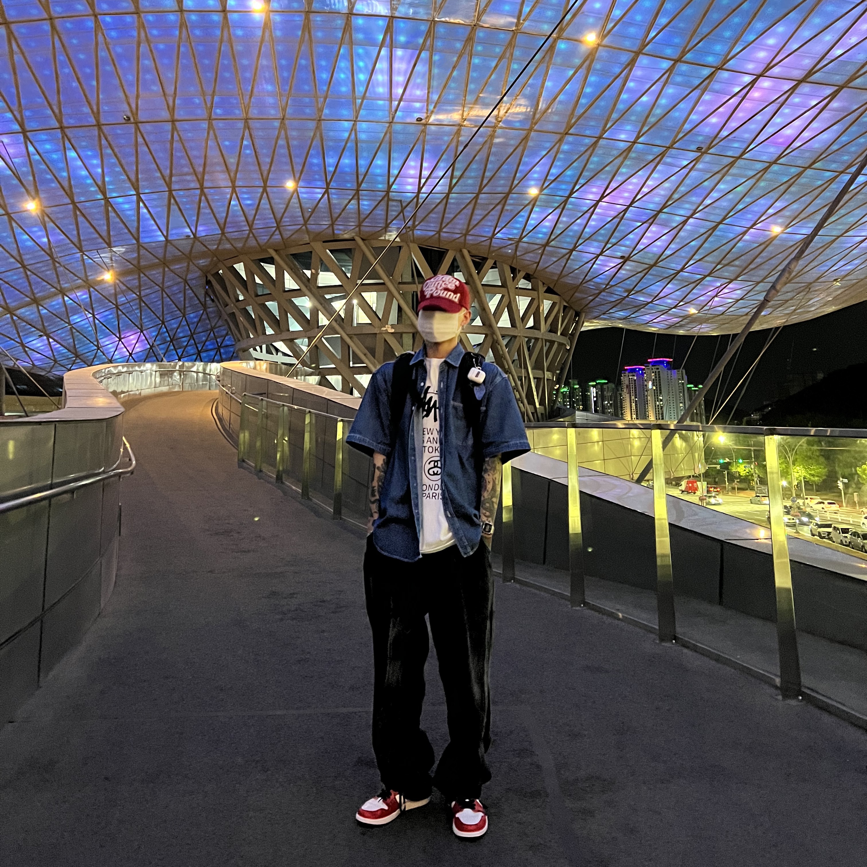 Stussy World Tour T-Shirt White, Jordan 1 Retro High OG Defiant SB LA to Chicago 착용 스타일 - 2