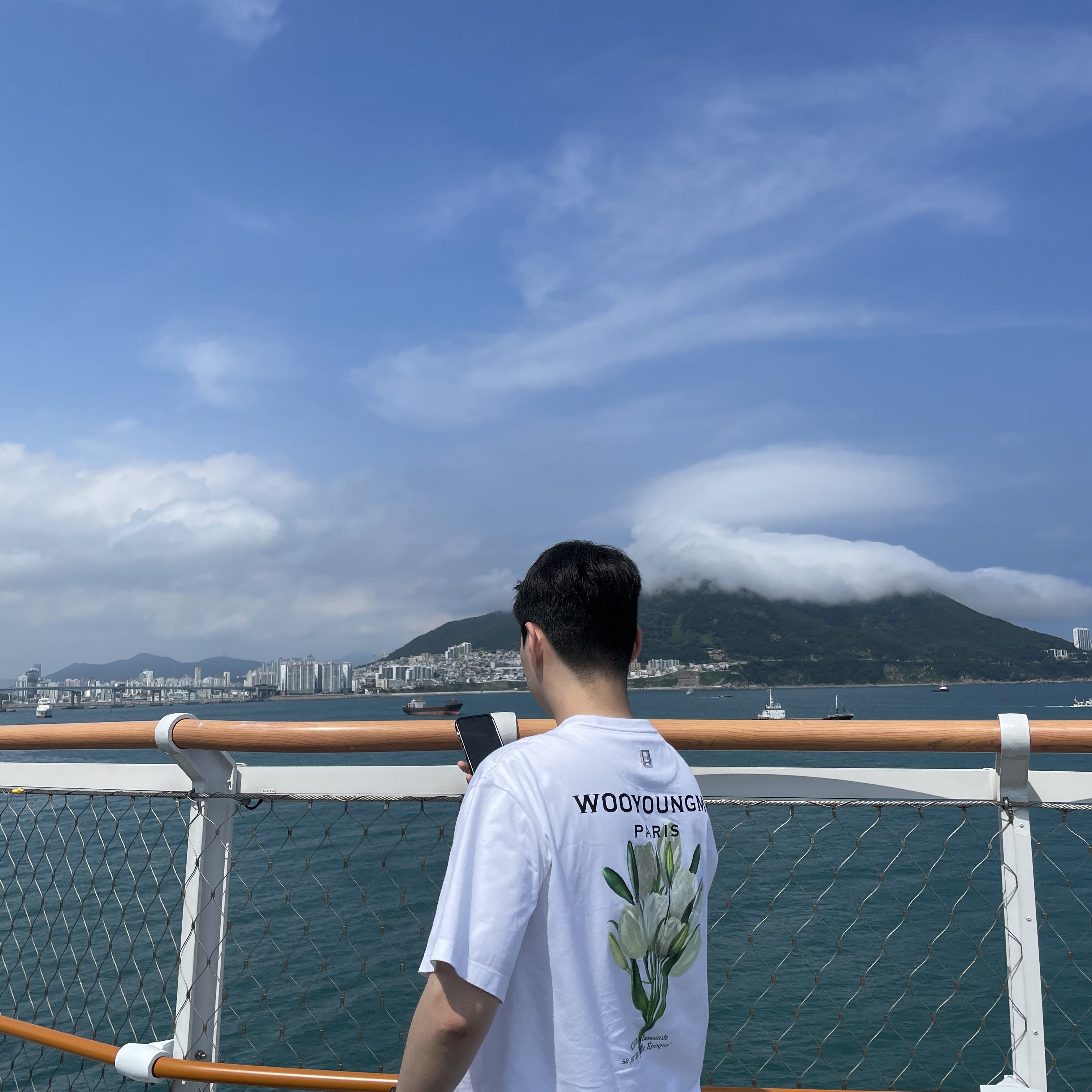 Wooyoungmi Flower Print Back Logo T-Shirt White - 22SS, Wooyoungmi Flower Print Back Logo T-Shirt White - 22SS 착용 스타일 - 1