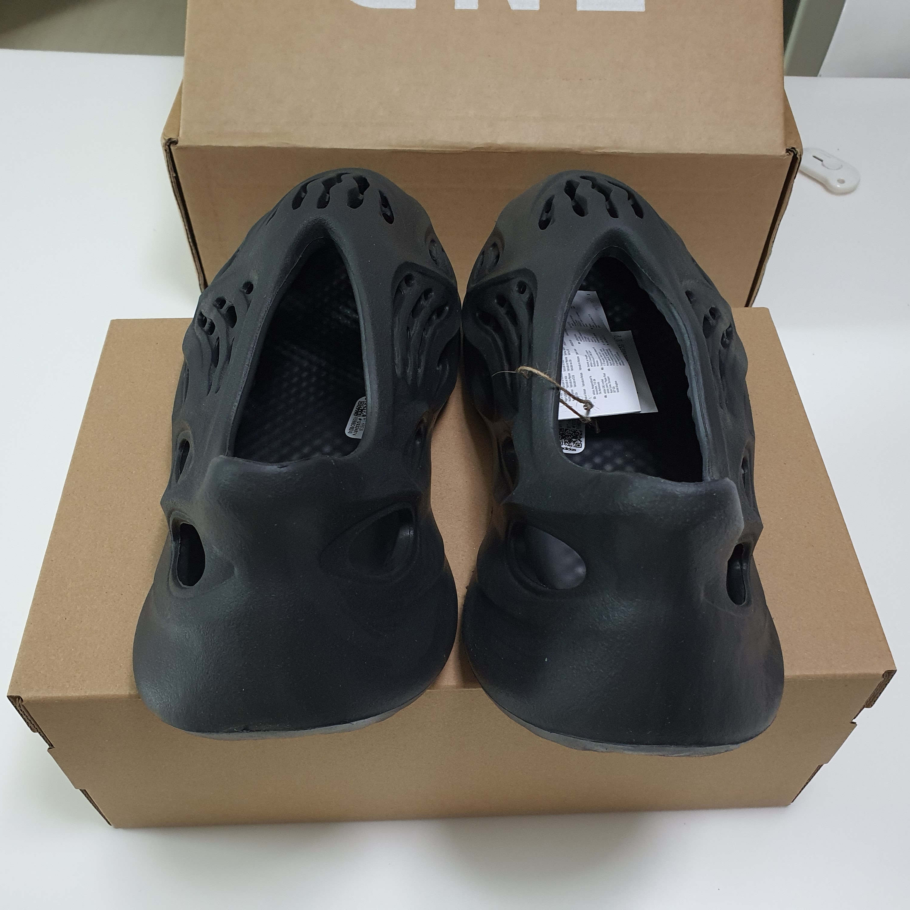 Adidas Yeezy Foam RNNR Onyx 착용 스타일 - 4