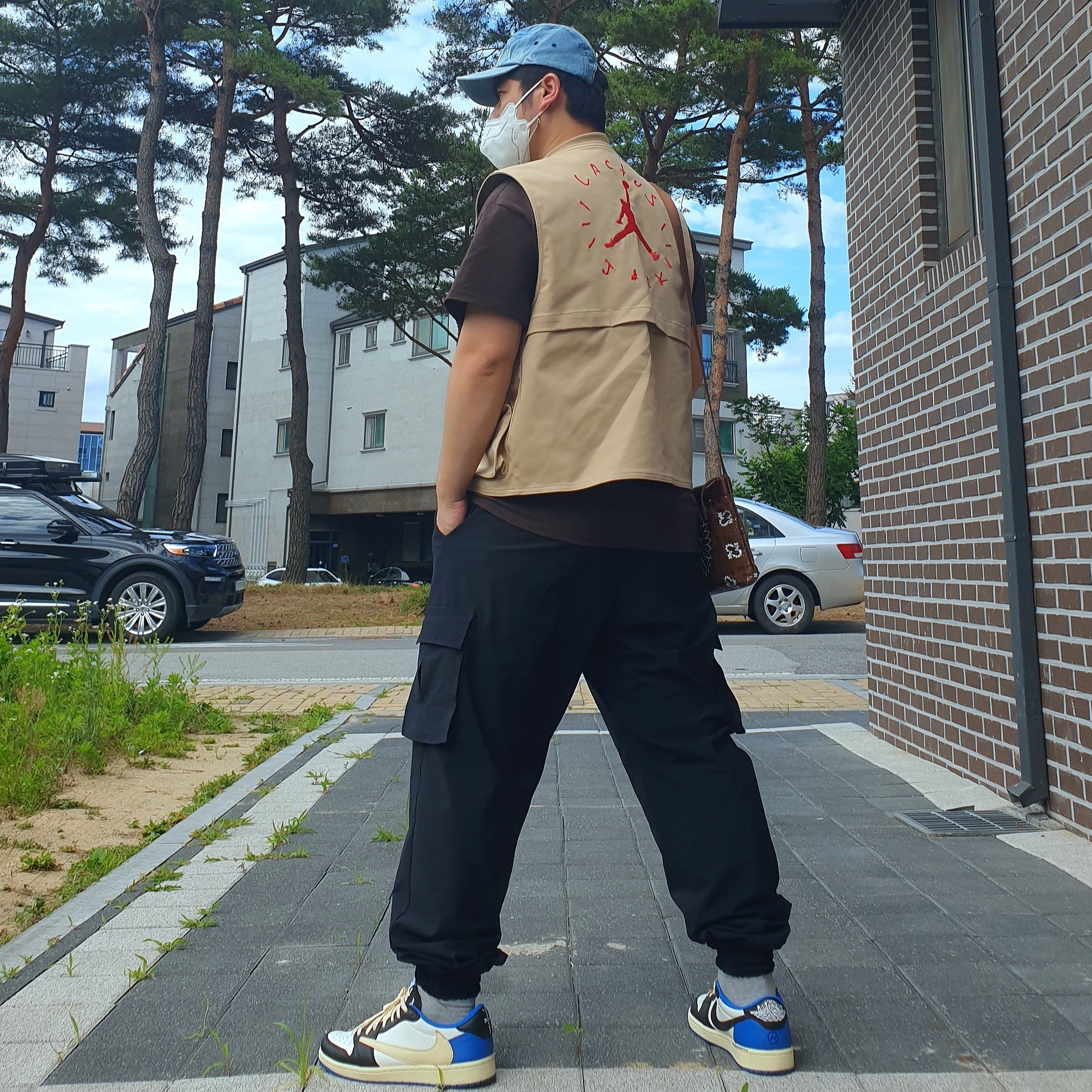 Jordan 1 x Travis Scott x Fragment Retro Low OG SP Military Blue, Jordan x Travis Scott Utility Vest - Asia 착용 스타일