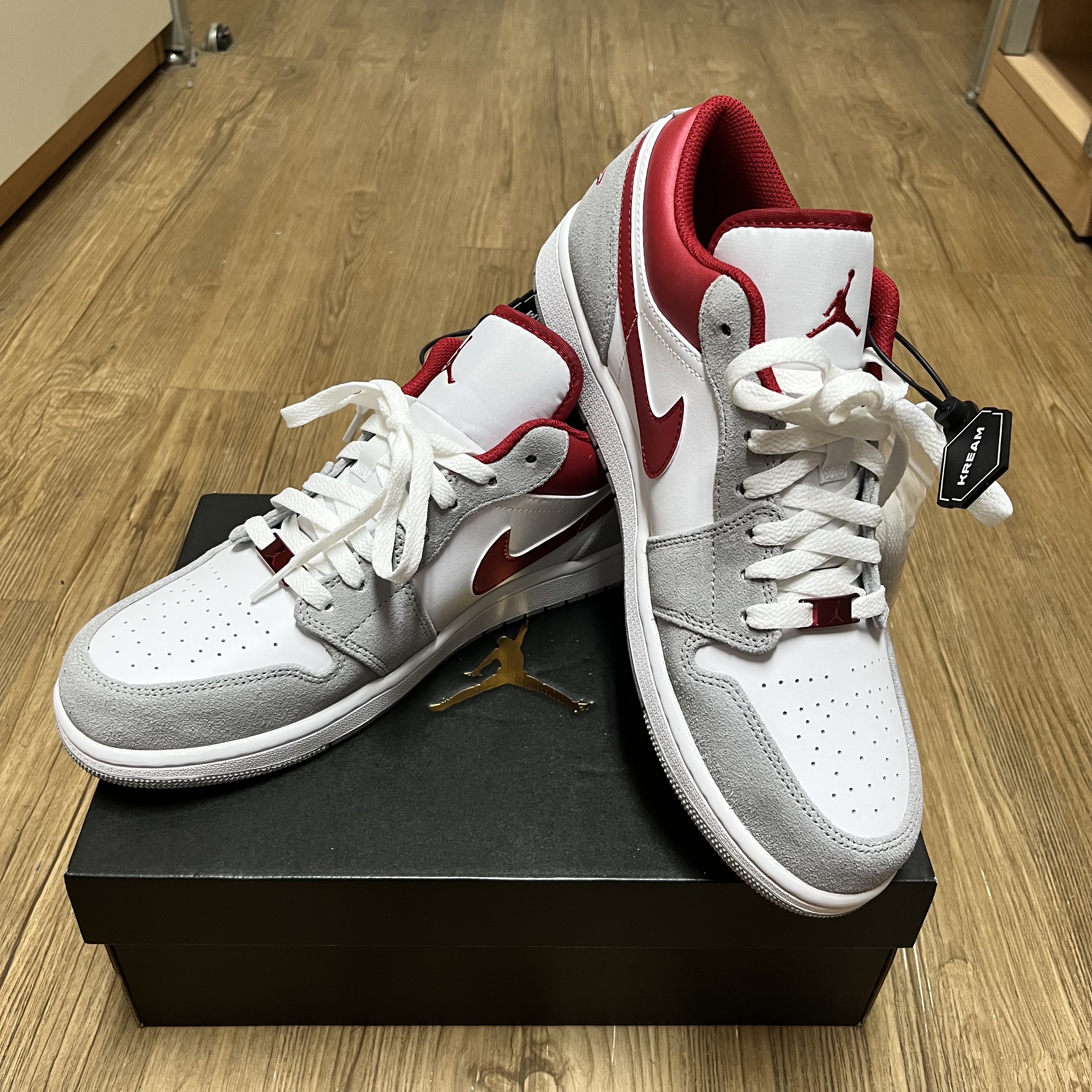 Jordan 1 Low SE Light Smoke Grey Gym Red 착용 스타일