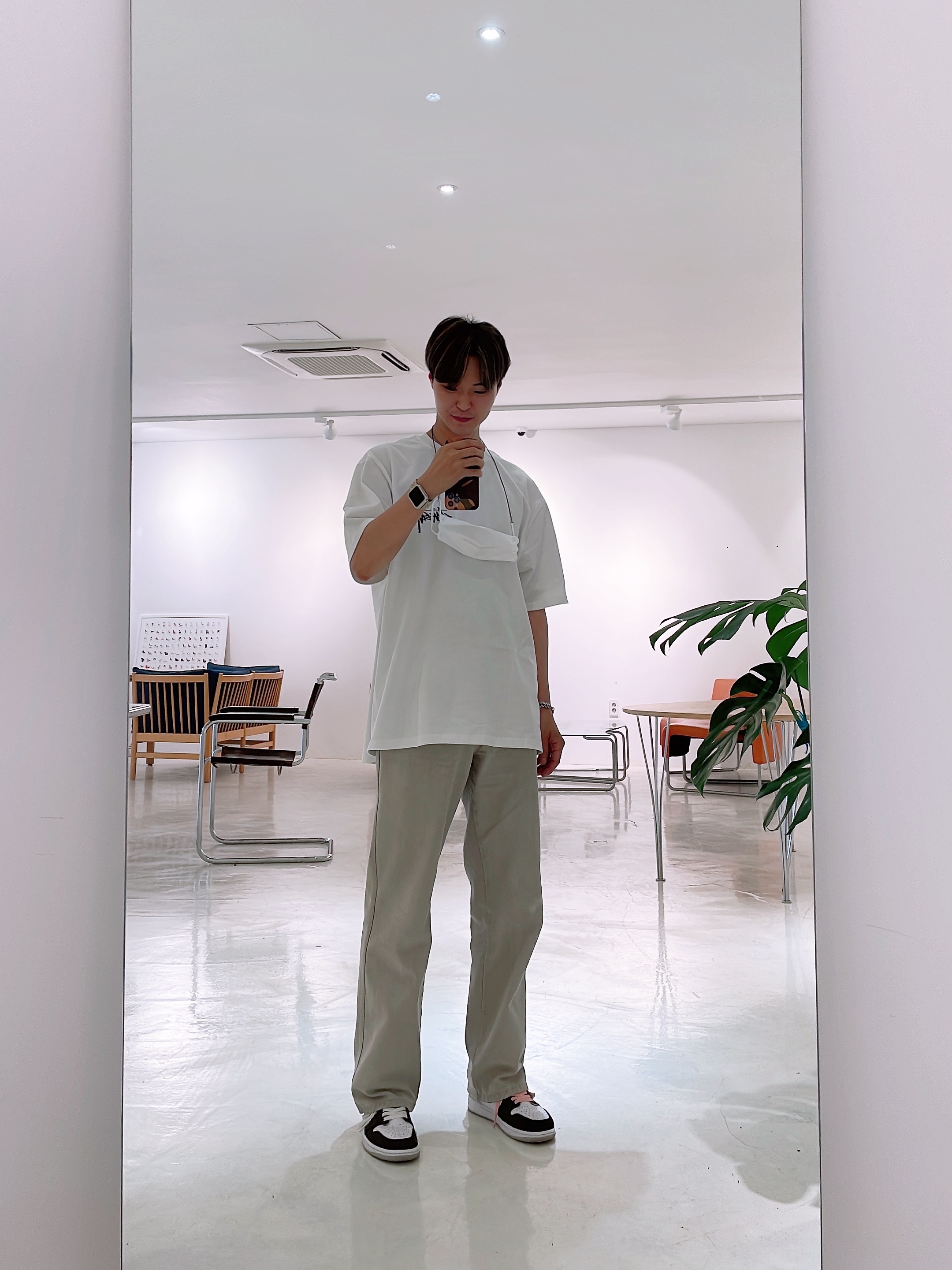 Jordan 1 Retro High OG Bleached Coral, Stussy Withered Flower T-Shirt White 착용 스타일