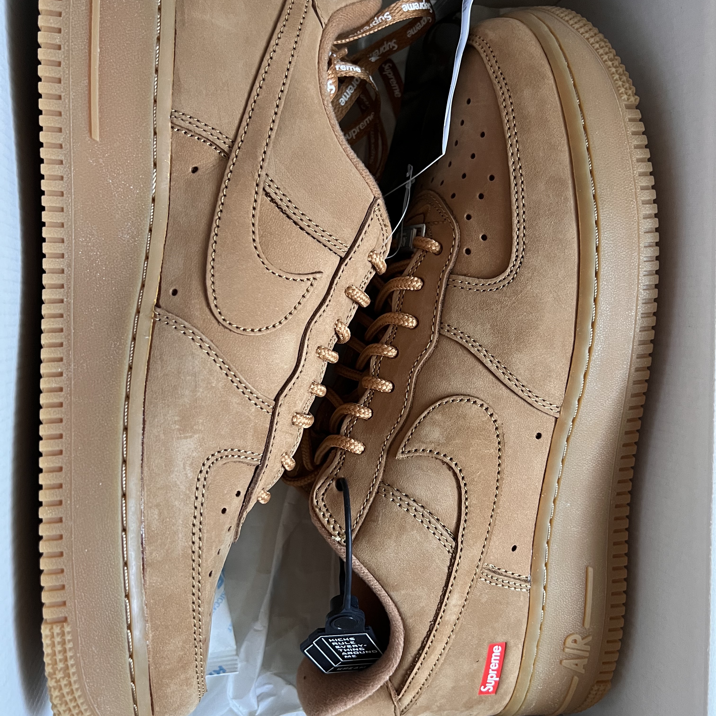 Nike x Supreme Air Force 1 Low Flax 착용 스타일