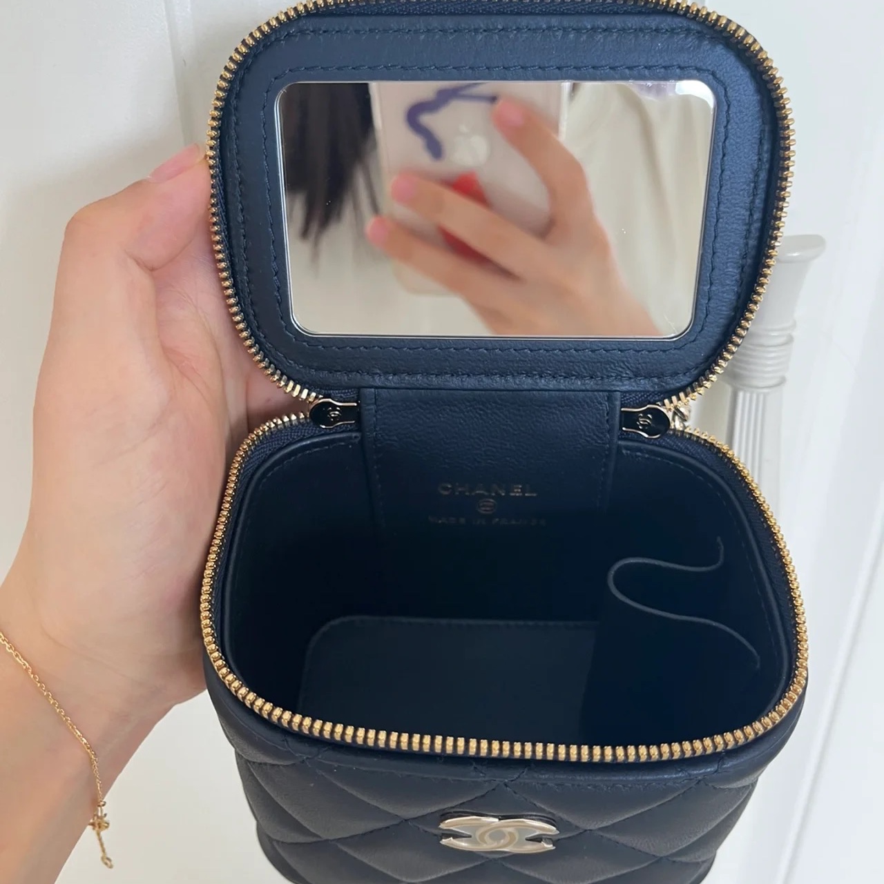 Chanel Small Vanity With Chain Lambskin & Gold Black 착용 스타일 - 2