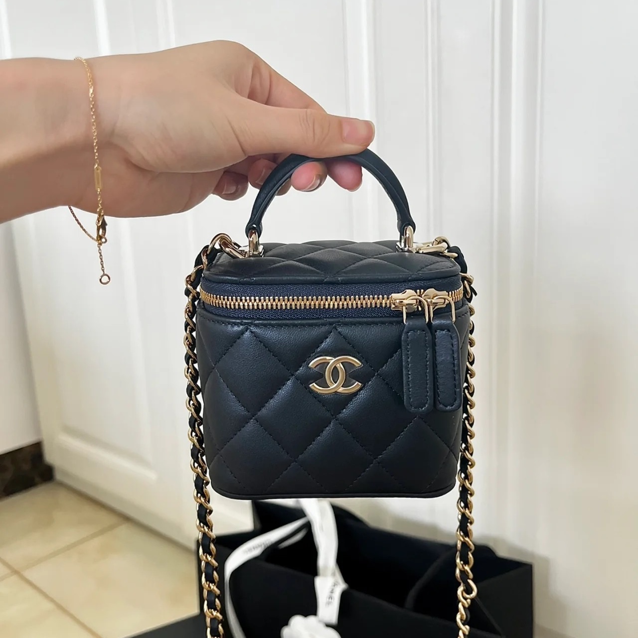 Chanel Small Vanity With Chain Lambskin & Gold Black 착용 스타일 - 3