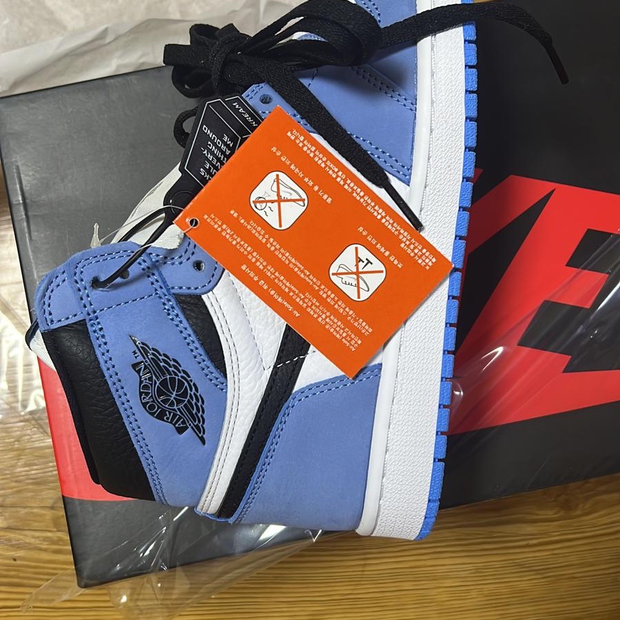 Jordan 1 Retro High OG University Blue, Jordan 1 Retro High OG Black Mocha 착용 스타일 - 1