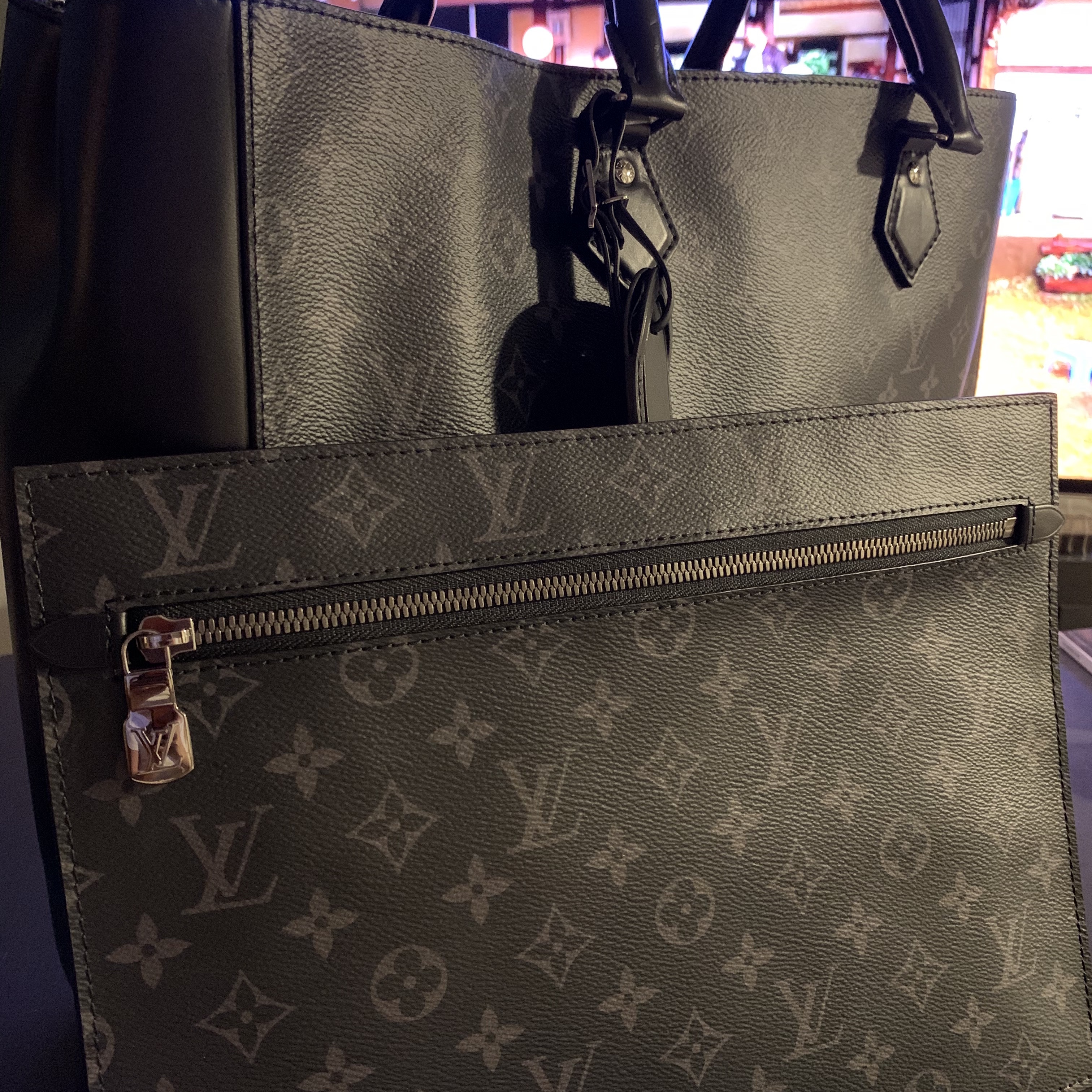 Louis Vuitton Grand Sac Monogram Eclipse 착용 스타일 - 2