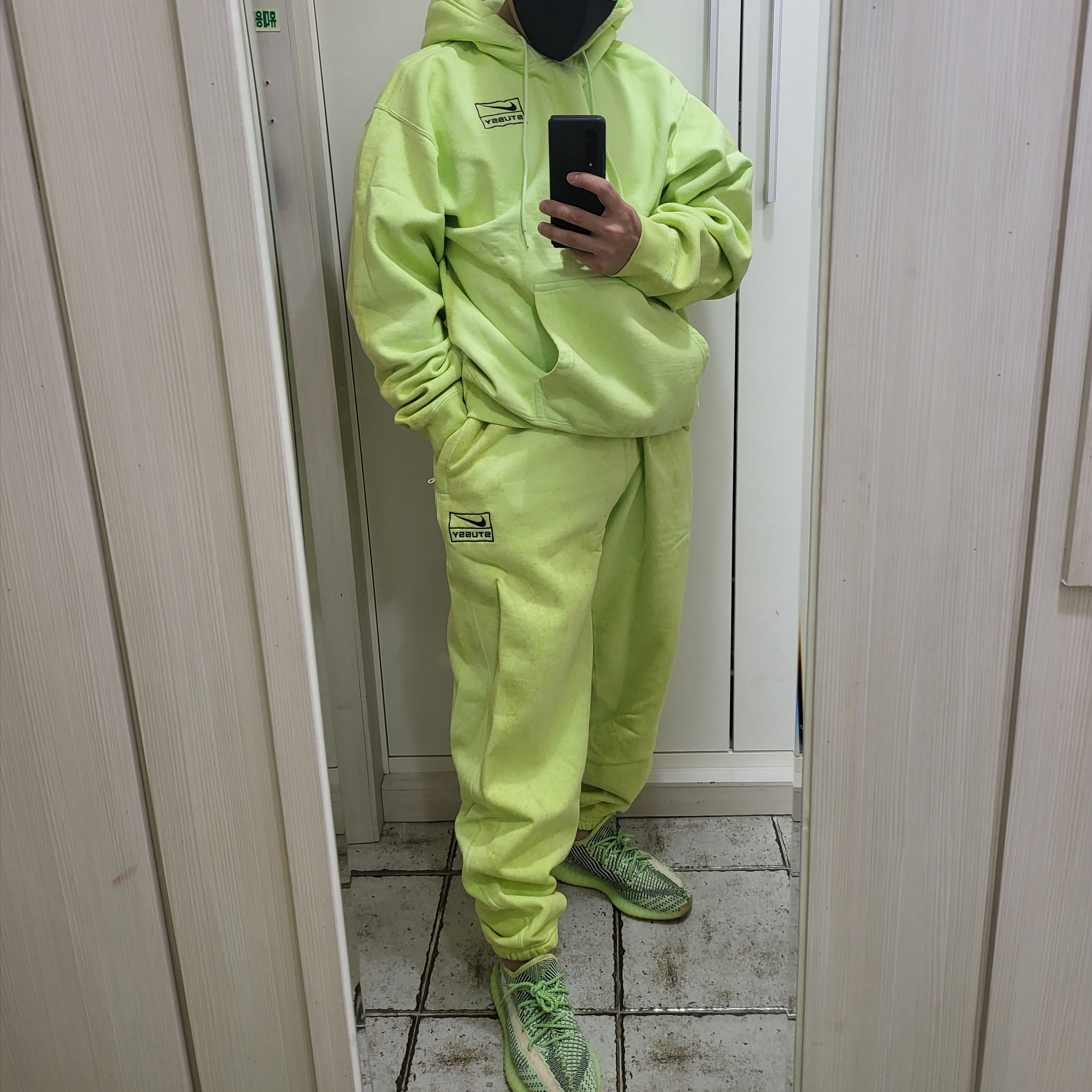 Nike x Stussy NRG RA Washed Pullover Hoodie Volt (DM1021-702), Nike x Stussy NRG RA Washed Fleece Pants Volt (DM1024-702) 착용 스타일 - 2