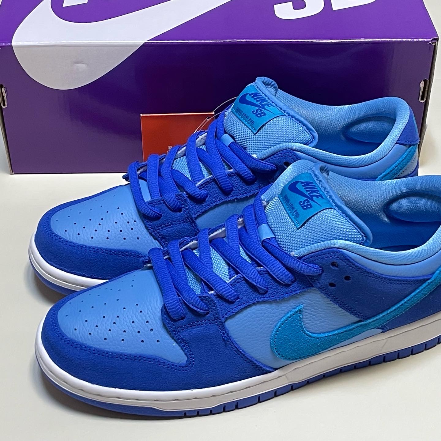 Nike SB Dunk Low Pro Blue Raspberry 착용 스타일 - 1