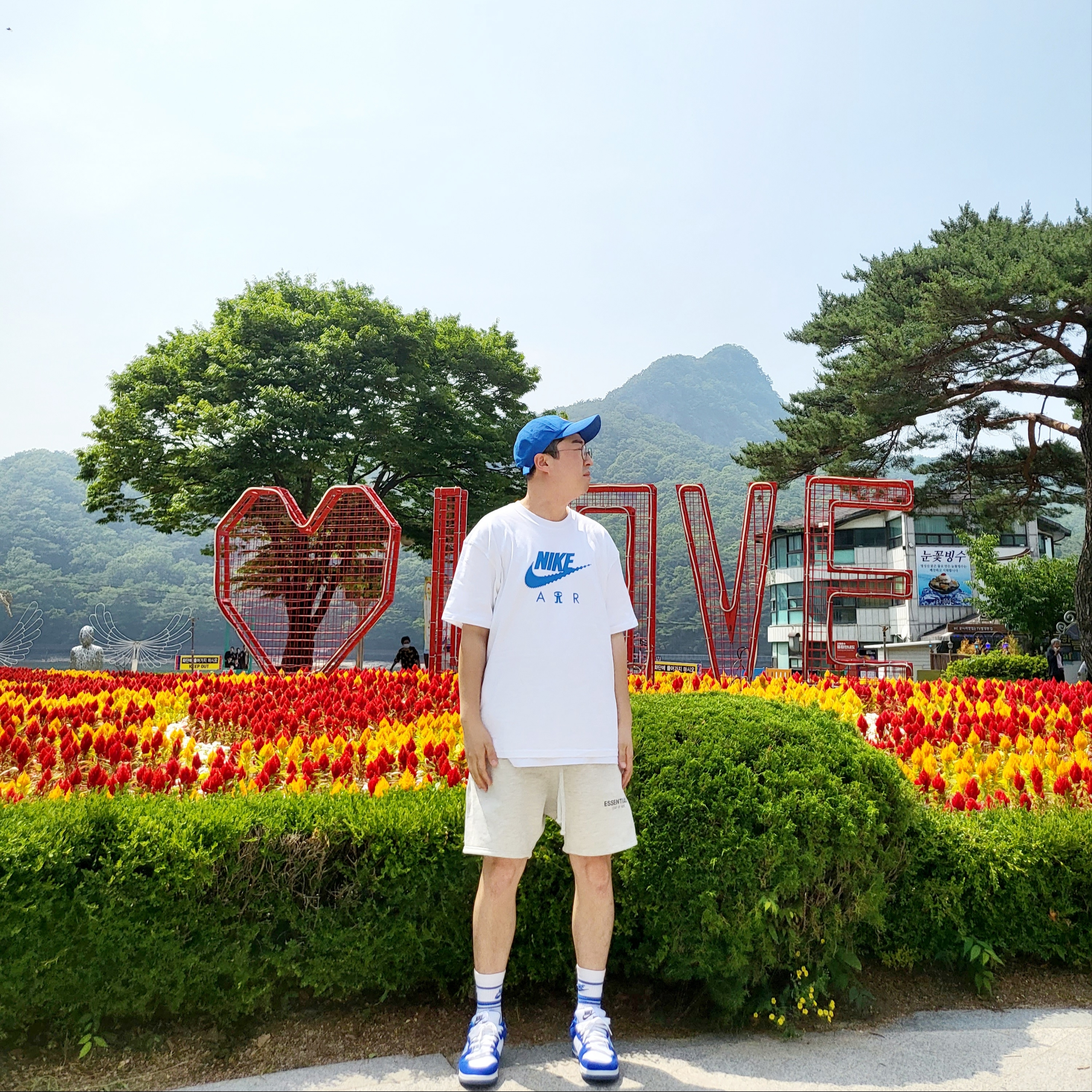 (W) Nike Dunk Low Disrupt 2 White and University Blue, Essentials Sweatshorts Oatmeal - 21SS 착용 스타일 - 4