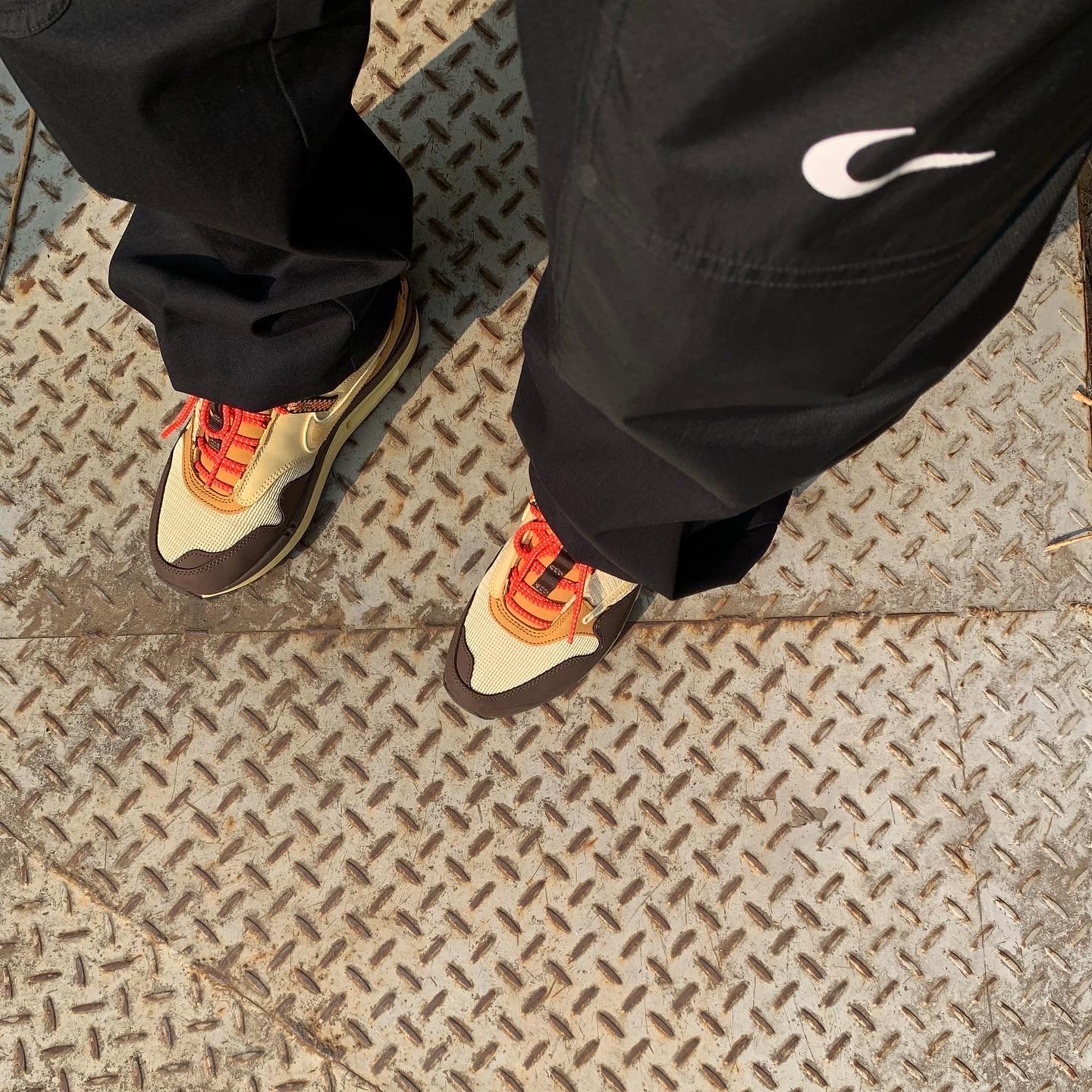 Nike x Travis Scott Air Max 1 Cact.us Brown, Nike x Off-White NRG Pants Black 착용 스타일 - 3