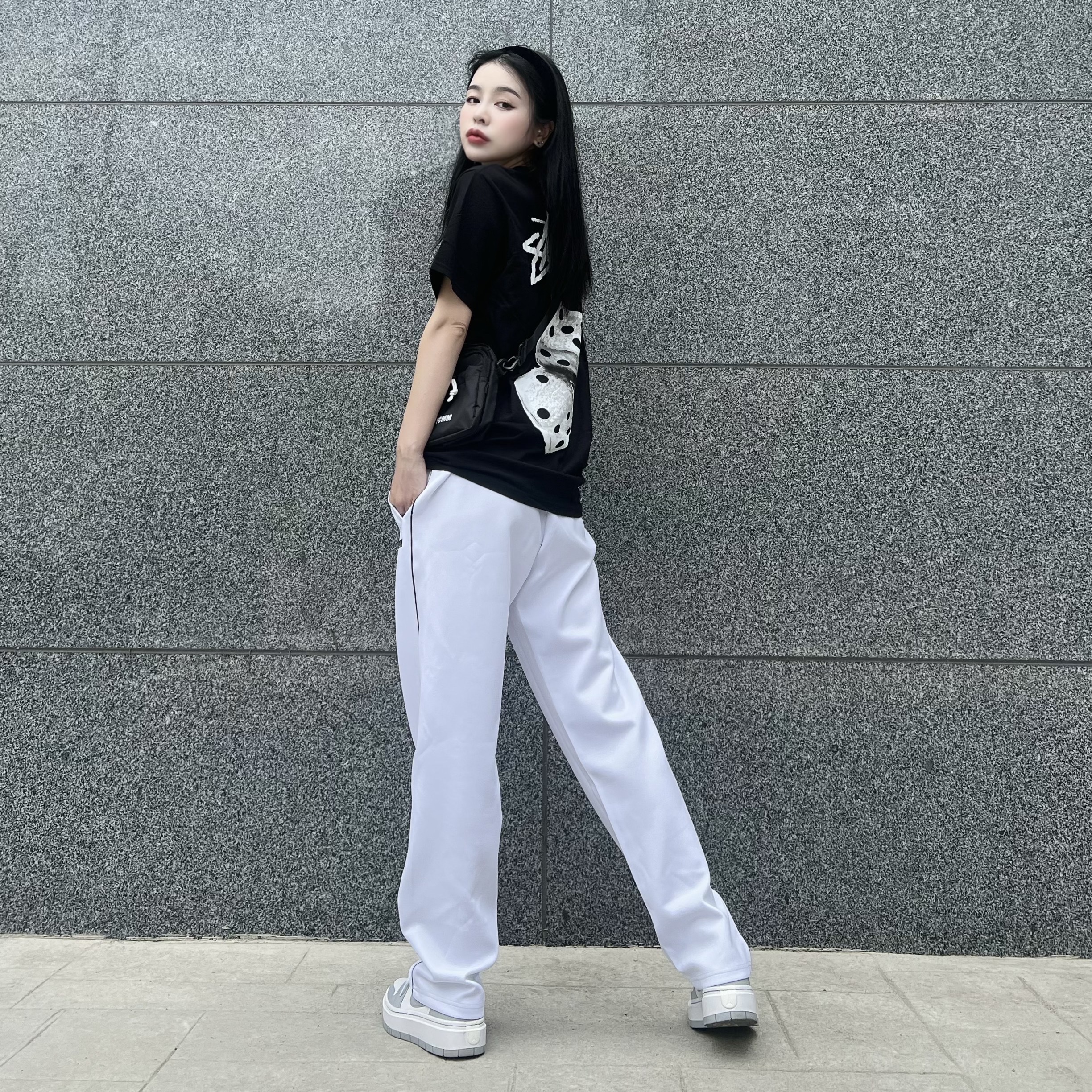 Stussy Fuzzy Dice T-Shirt Black, (W) Jordan 1 Elevate Low White and Wolf Grey 착용 스타일 - 1