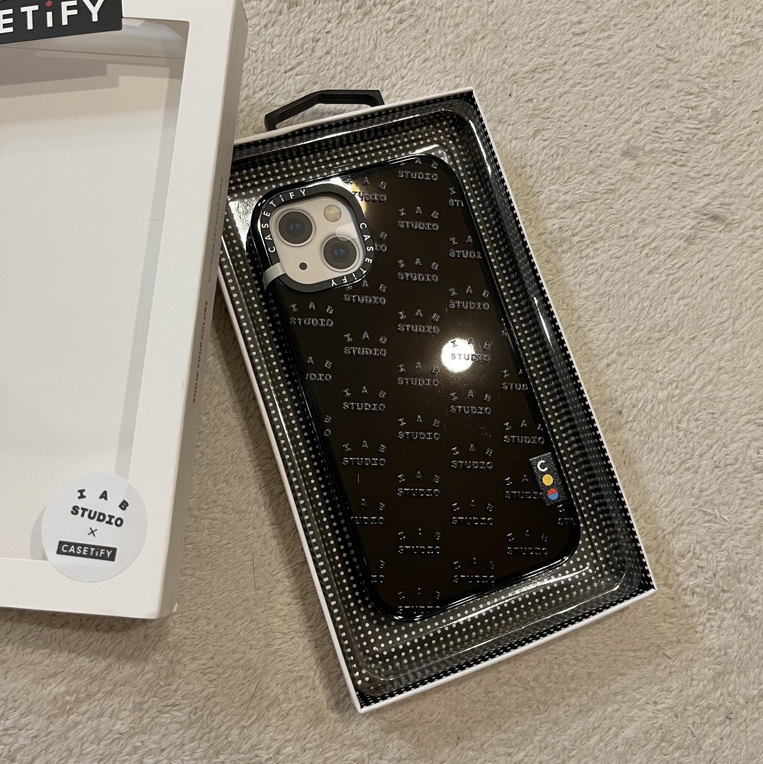 Casetify x IAB Studio iPhone Black Monogram Logo Impact Case Black 착용 스타일