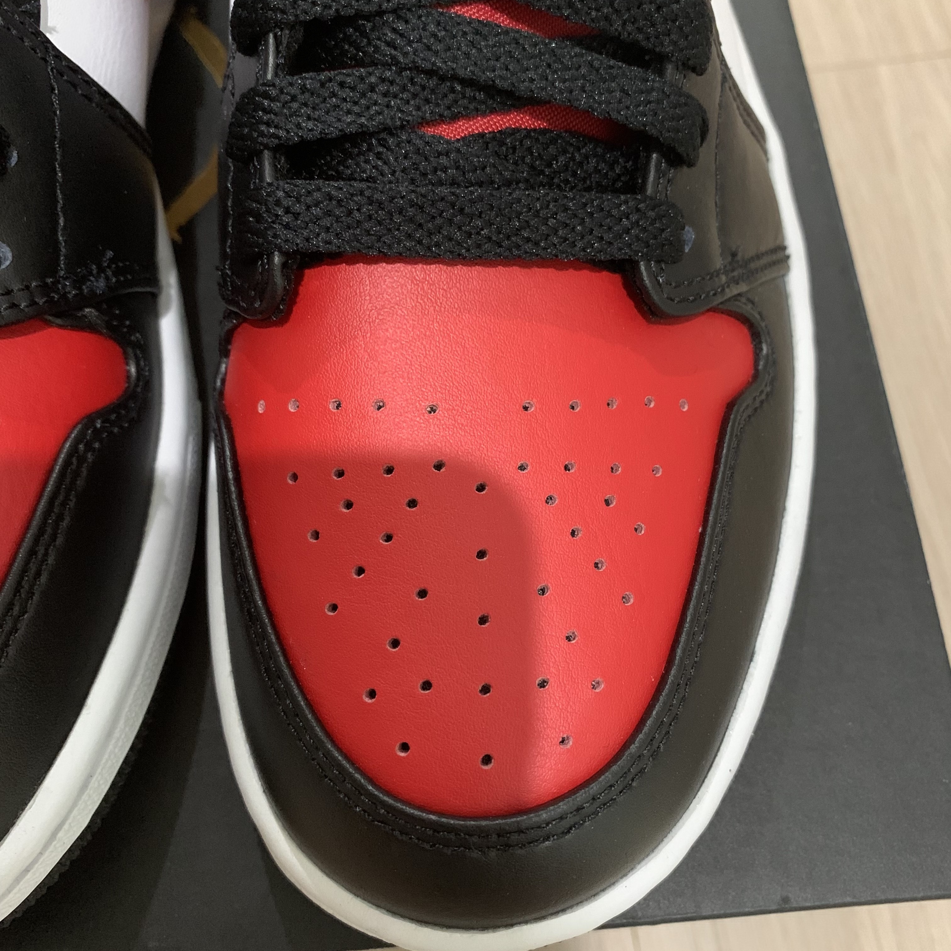 Jordan 1 Mid Black Fire Red 착용 스타일 - 2