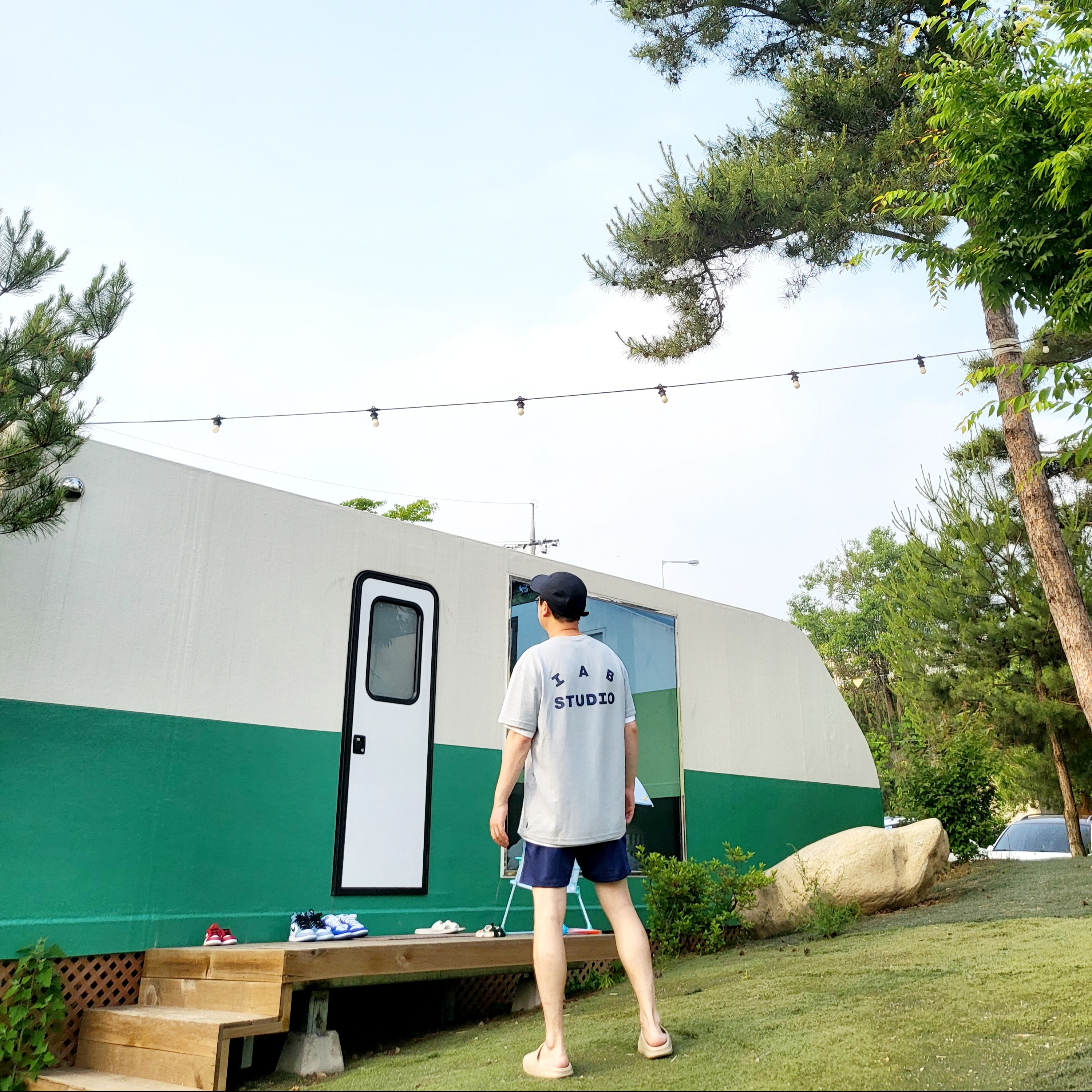 IAB Studio Track Shorts Navy - 21SS, IAB Studio T-Shirt Ash Blue - 21SS 착용 스타일 - 1