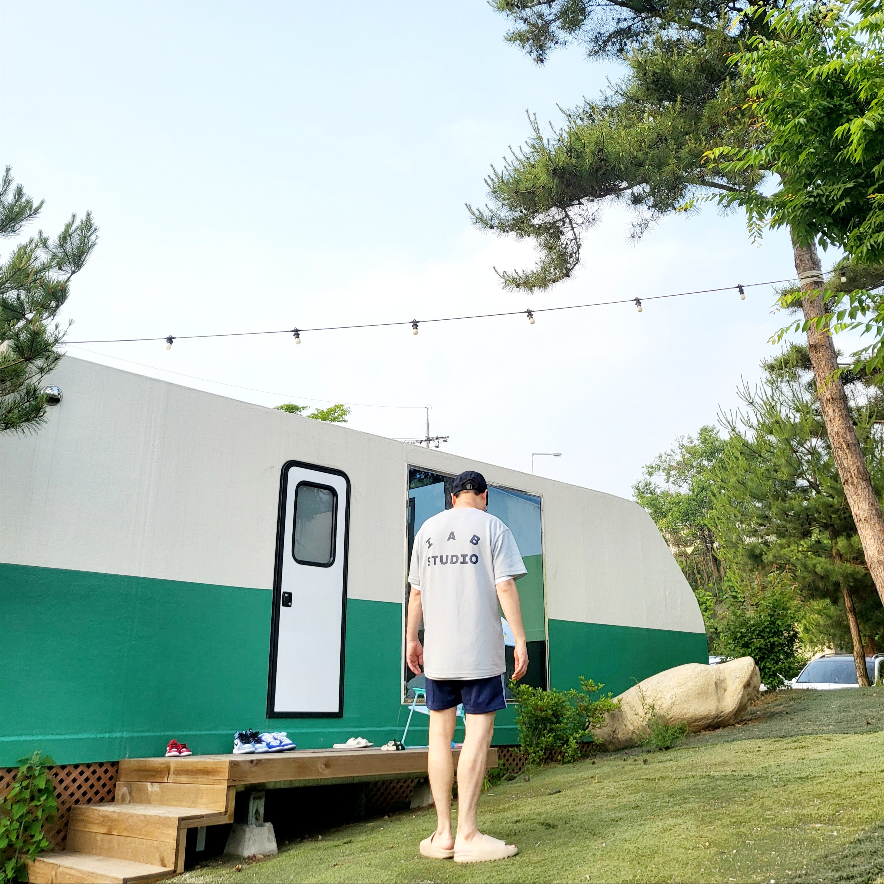 IAB Studio Track Shorts Navy - 21SS, IAB Studio T-Shirt Ash Blue - 21SS 착용 스타일 - 4