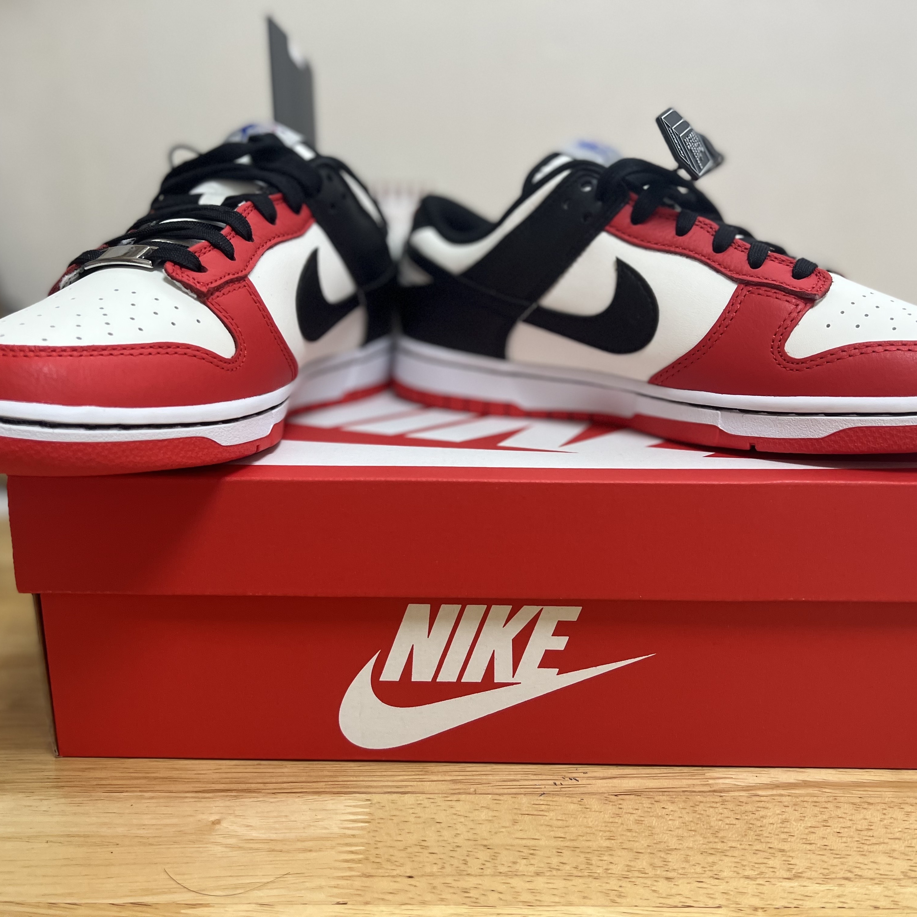 Nike x NBA Dunk Low Retro EMB Black and Chile Red 착용 스타일 - 1