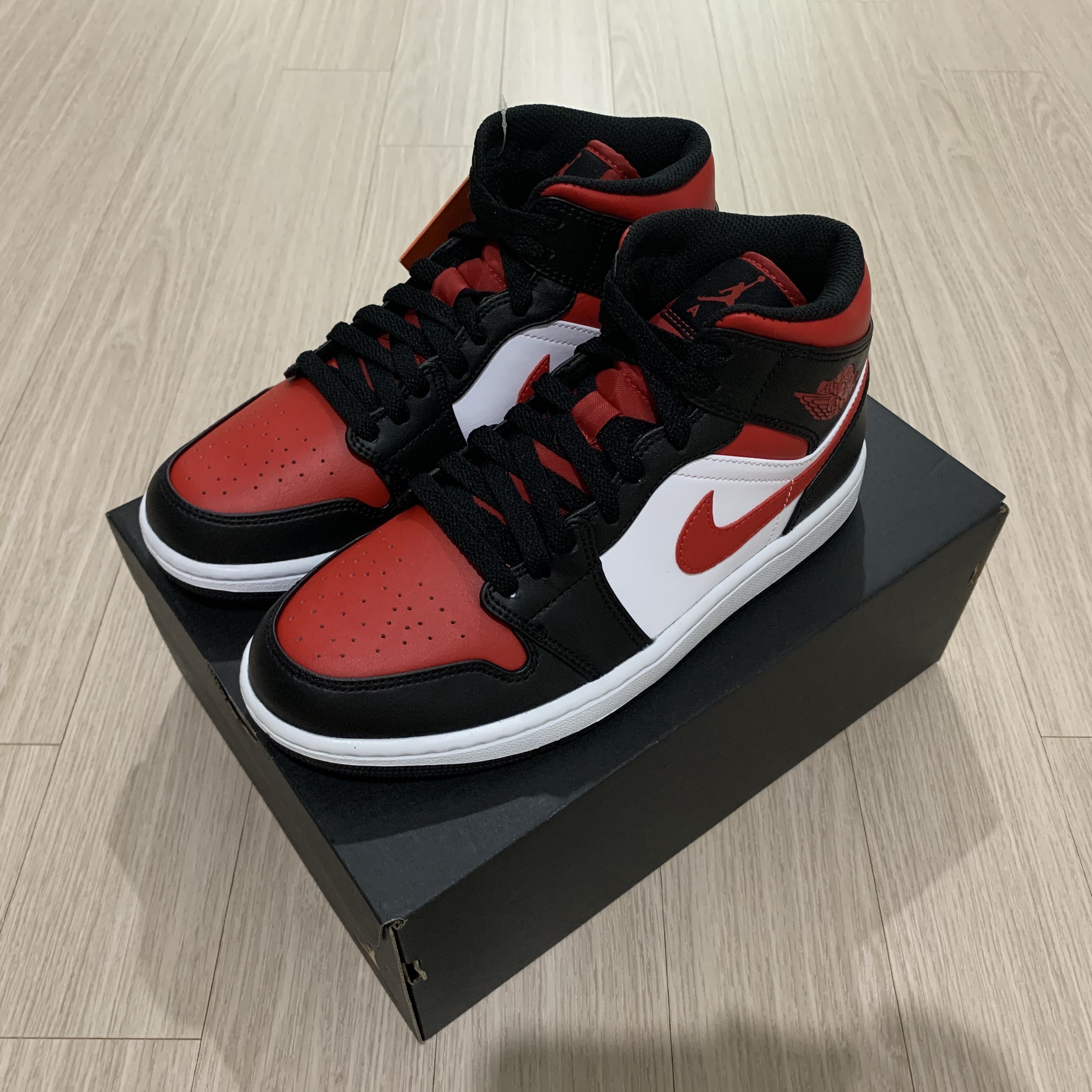 Jordan 1 Mid Black Fire Red 착용 스타일 - 1
