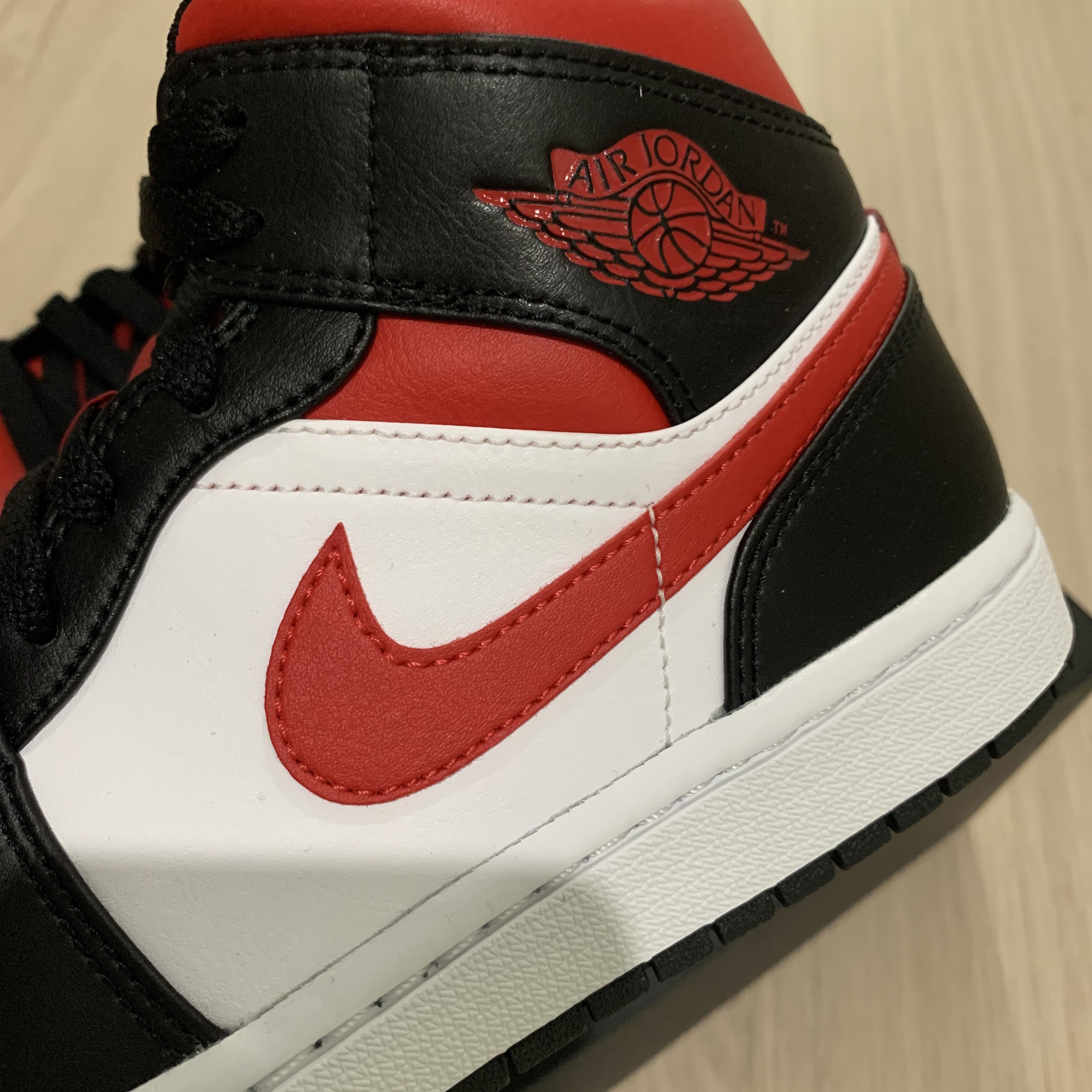 Jordan 1 Mid Black Fire Red 착용 스타일 - 3