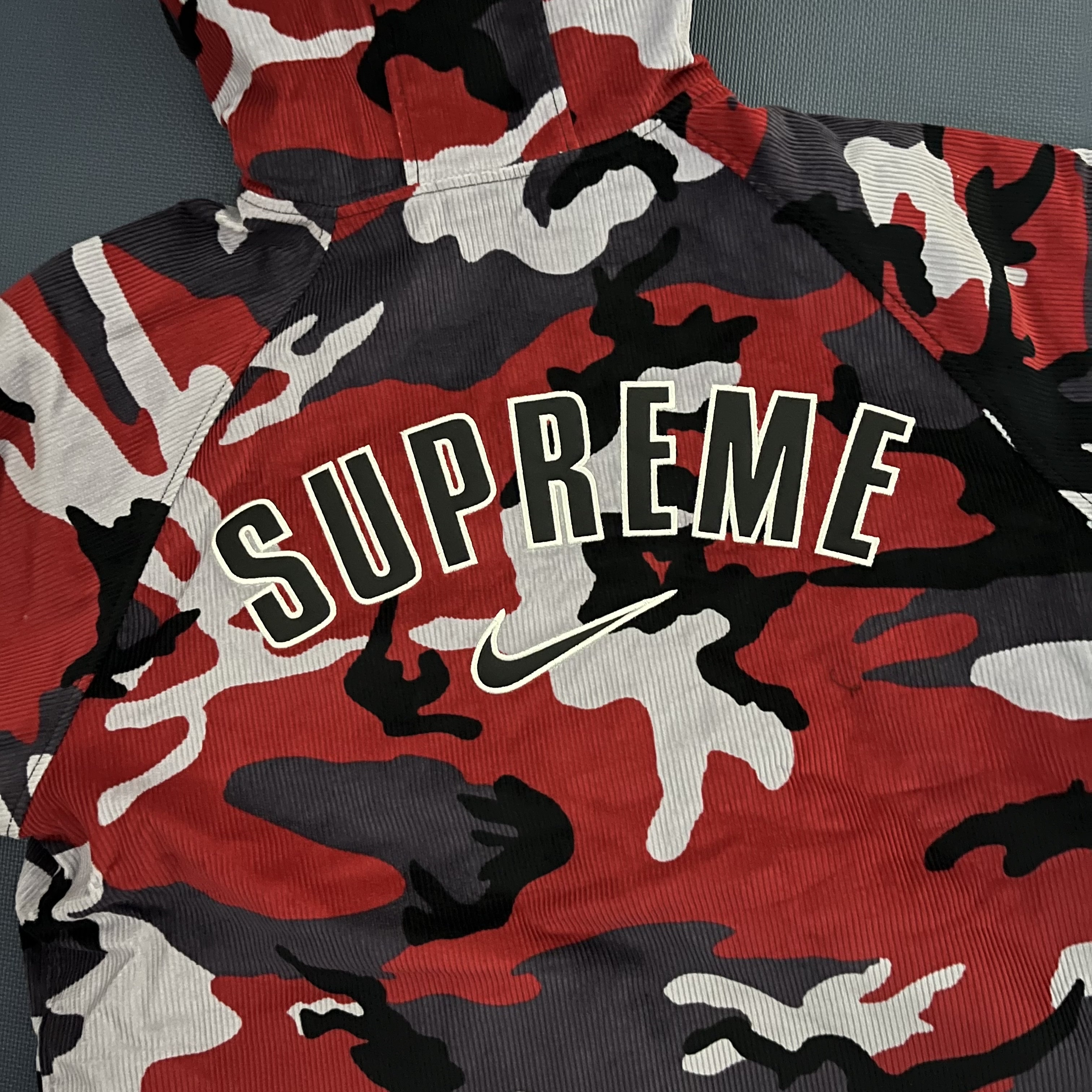 Supreme x Nike Arc Corduroy Hooded Jacket Red Camo - 22SS 착용 스타일 - 2