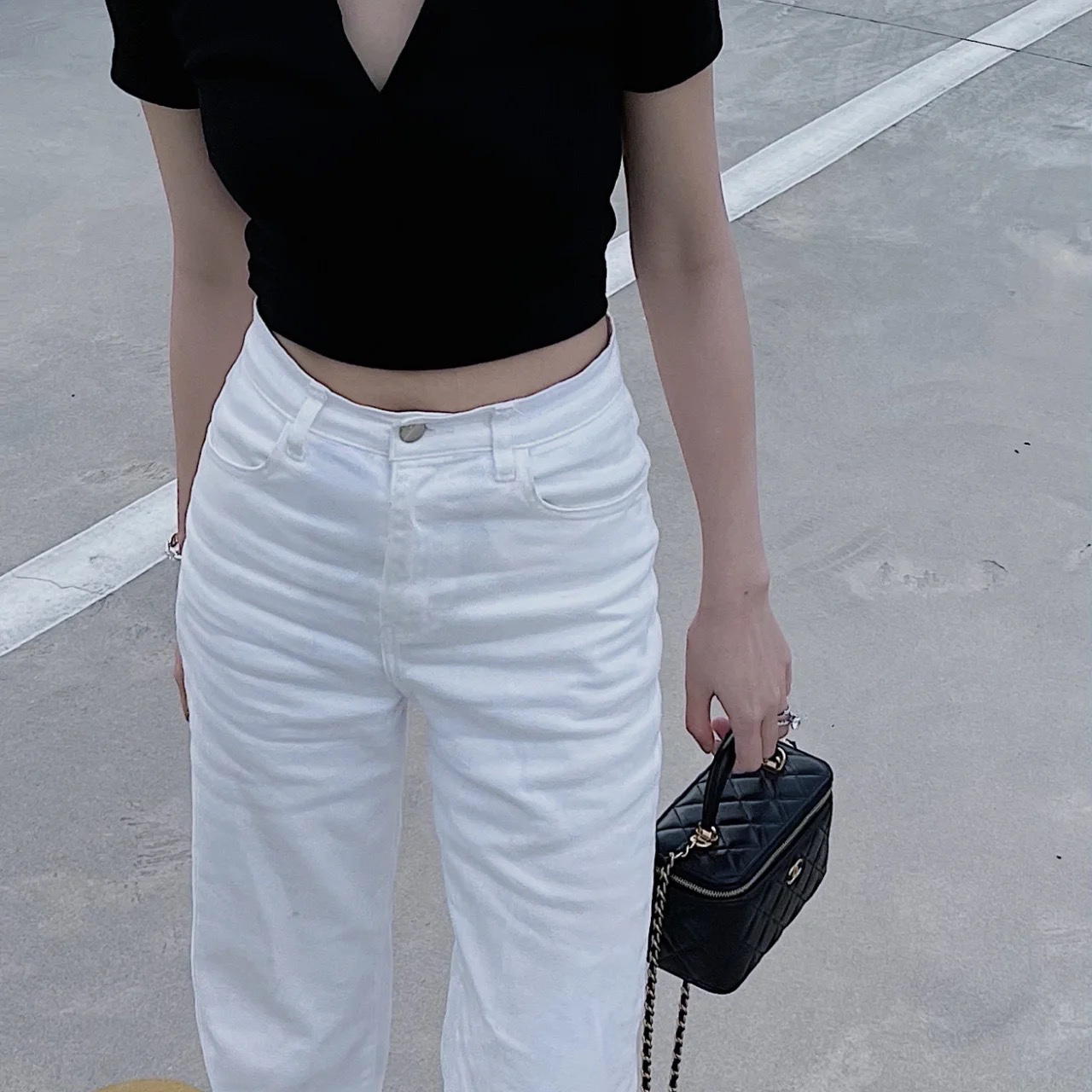 Chanel Vanity With Chain Lambskin & Gold Black 착용 스타일 - 4