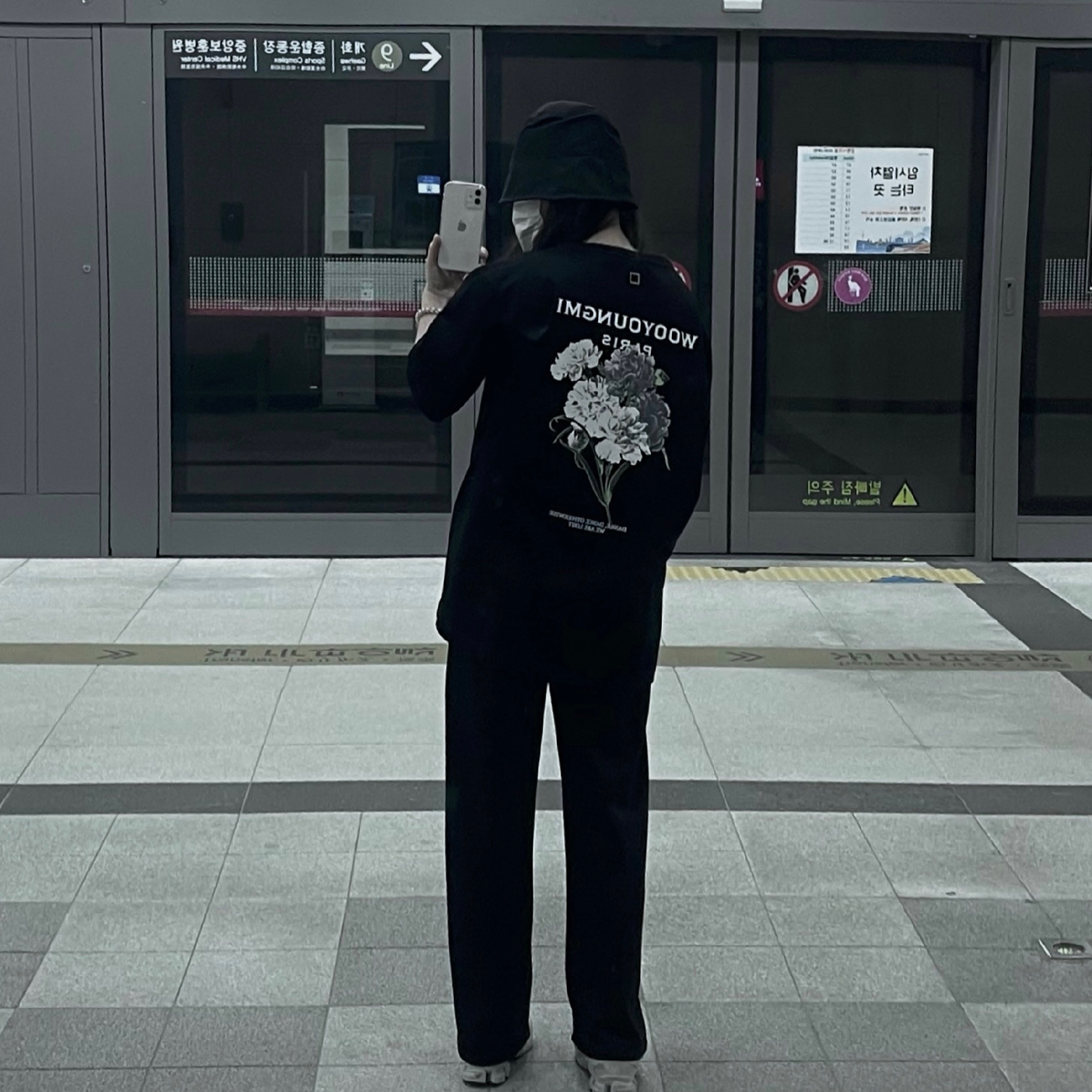 Wooyoungmi Flower Print Back Logo T-Shirt Black - 21SS, Adidas x Raf Simons Ozweego 3 Cream White Core Black 착용 스타일