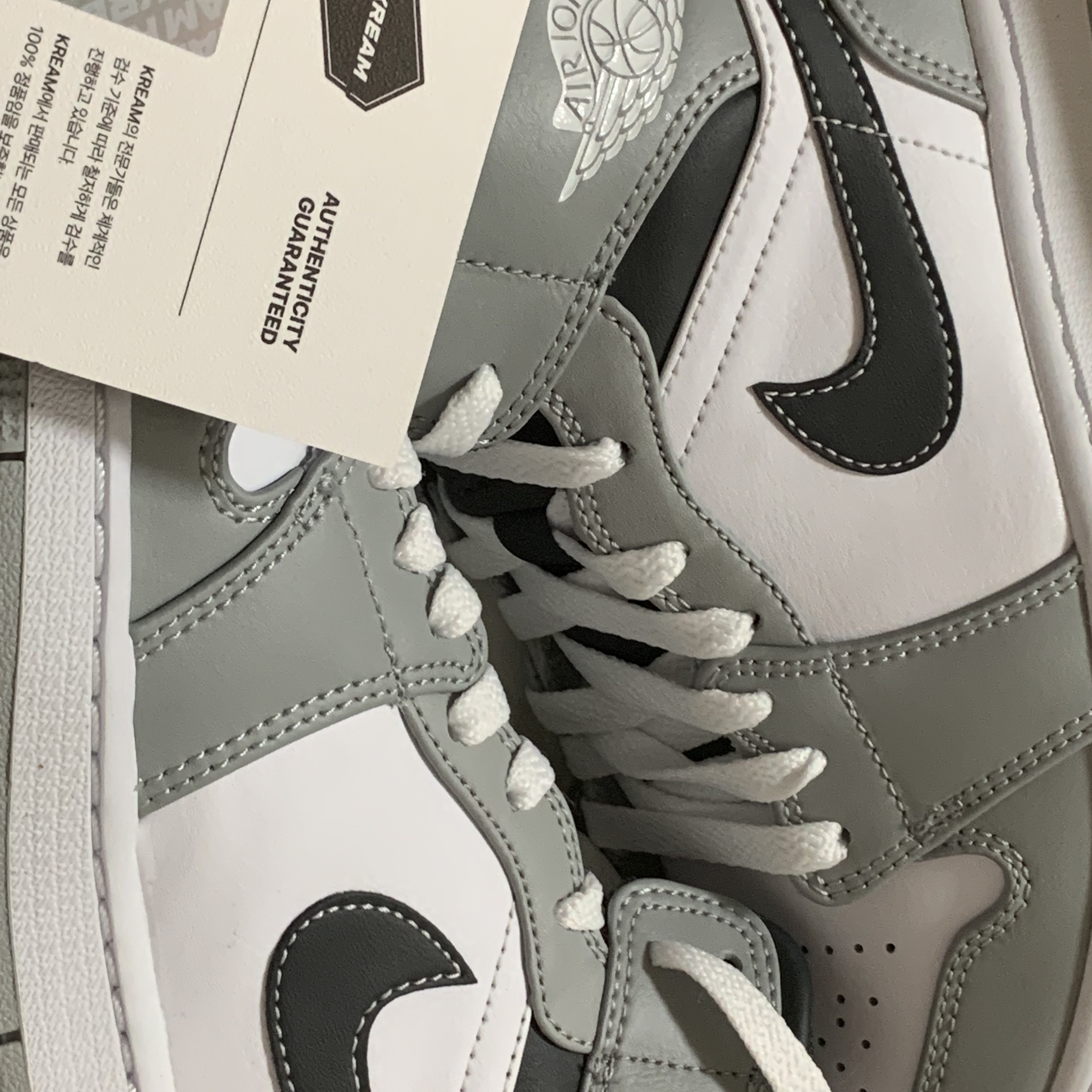 Jordan 1 Mid Light Smoke Grey Anthracite 착용 스타일 - 1