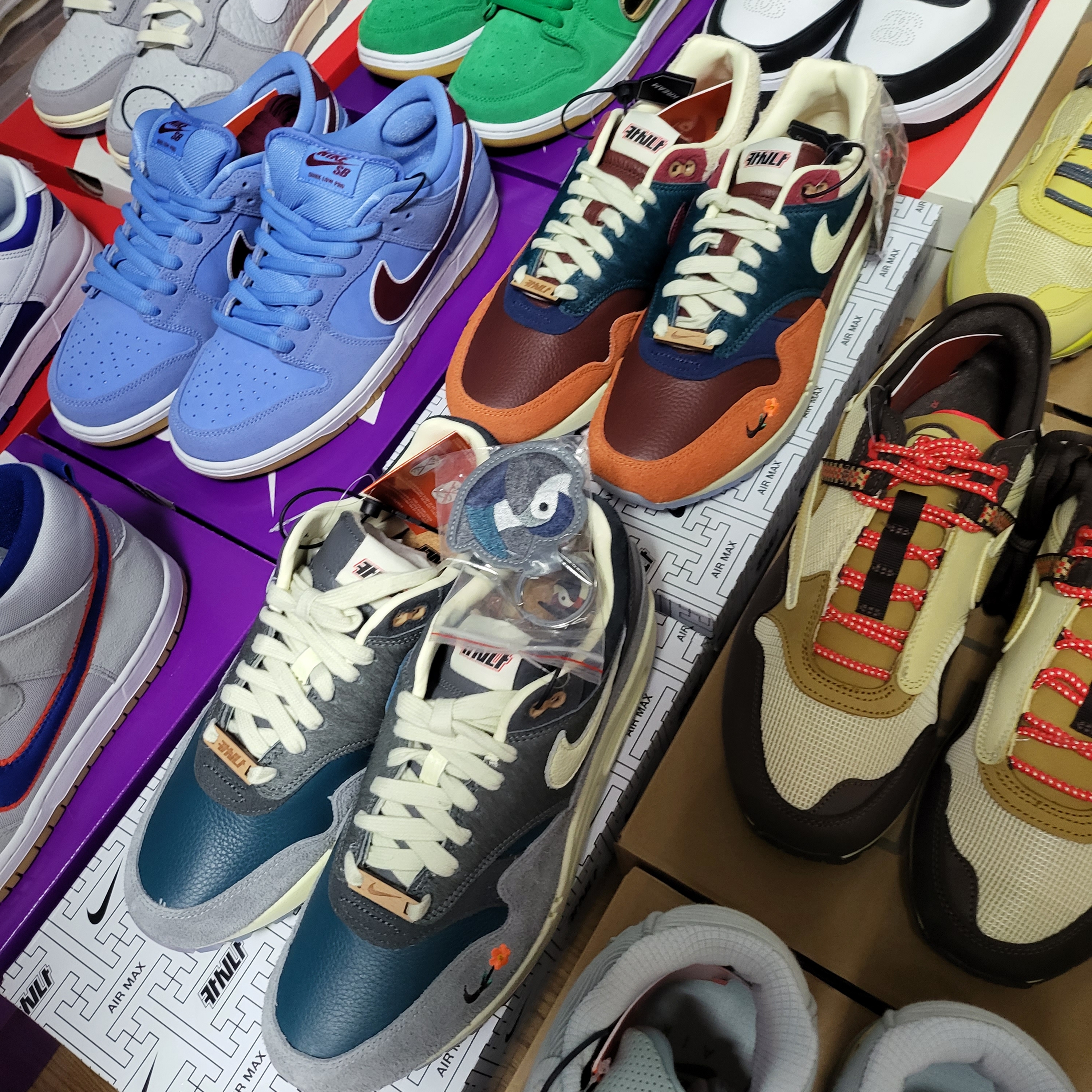 Nike x Travis Scott Air Max 1 Cact.us Brown, Nike x Travis Scott Air Max 1 Cact.us Gold 착용 스타일 - 2