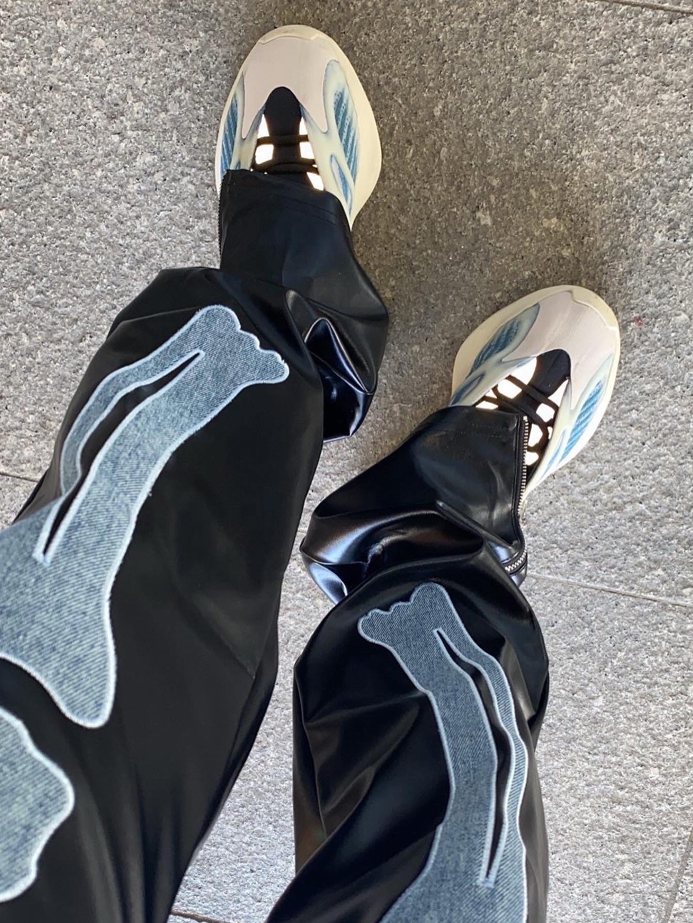 Adidas Yeezy 700 V3 Kyanite 착용 스타일 - 5