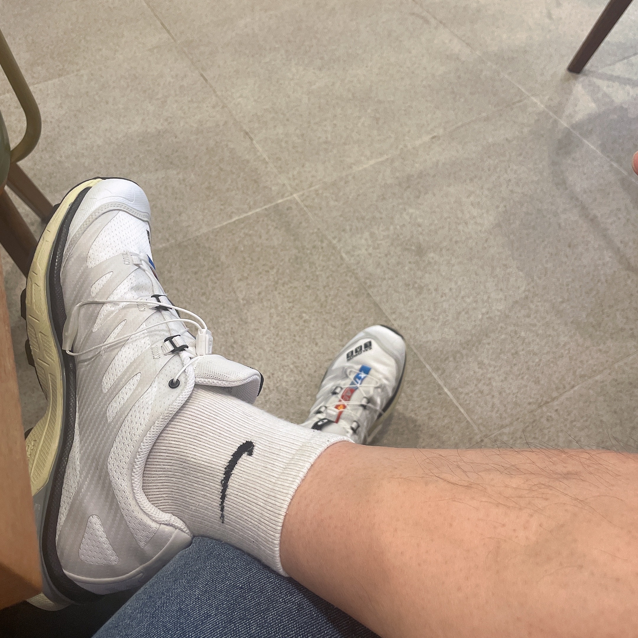 Salomon XT-4 White Lunar Rock 착용 스타일 - 1