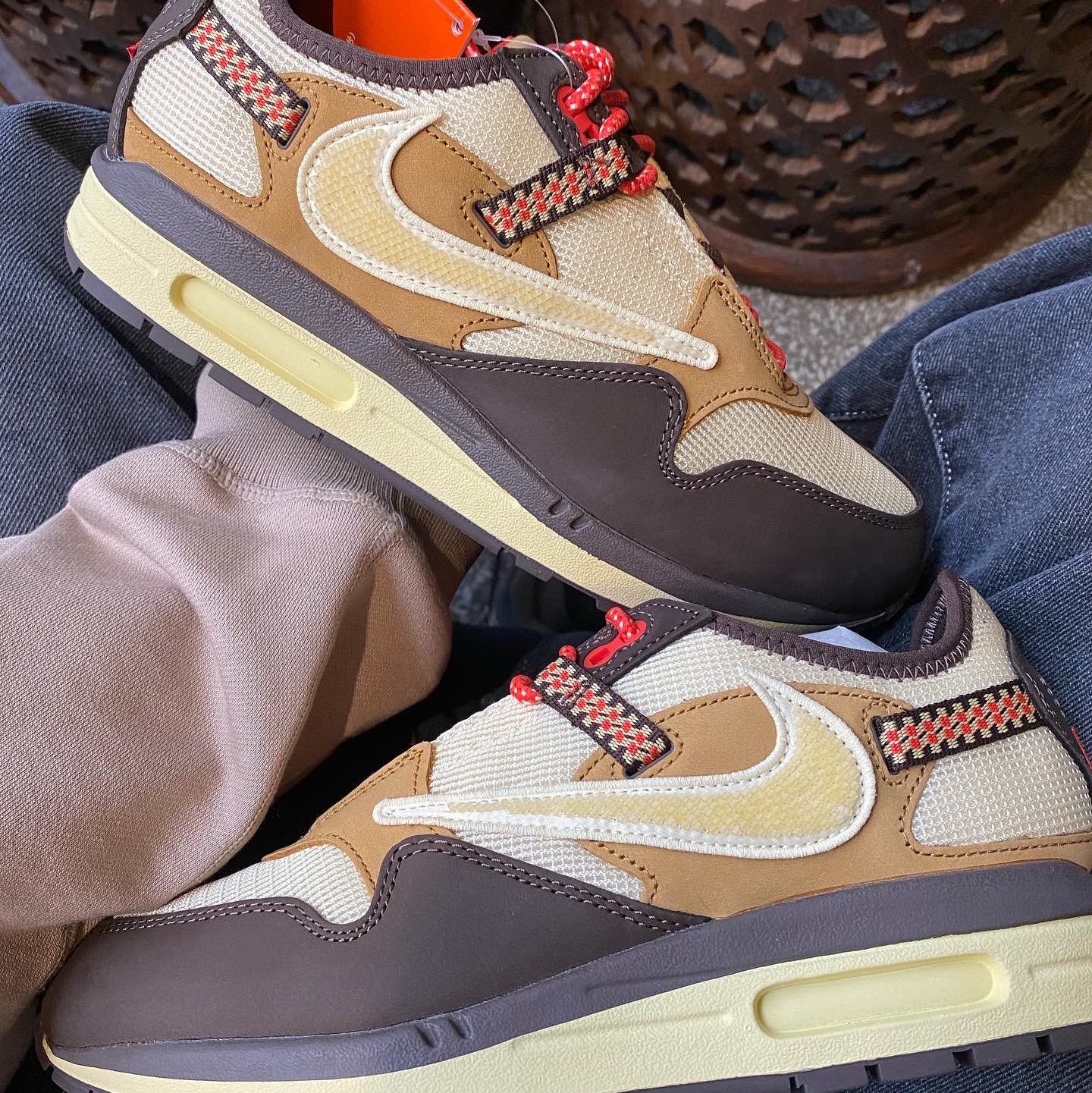 Nike x Travis Scott Air Max 1 Cact.us Brown 착용 스타일 - 2