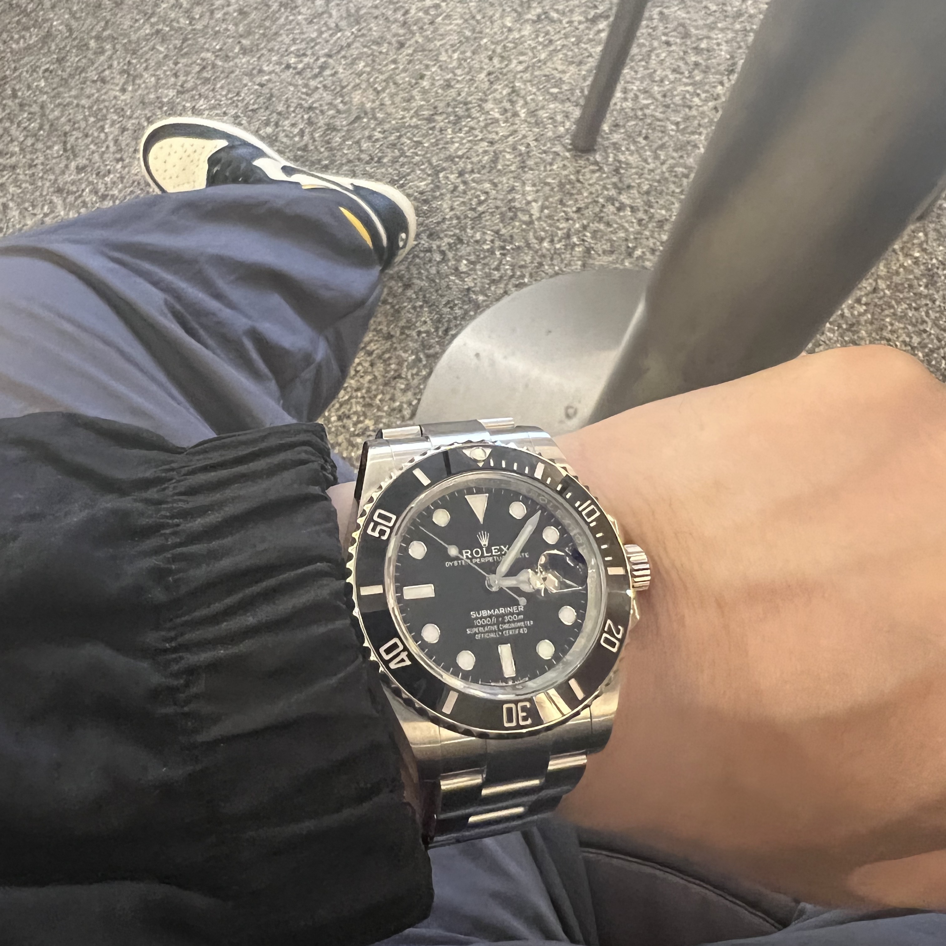 Rolex Submariner Date 41mm 126610LN Black Oyster, Jordan 1 Retro High Not for Resale Varsity Maize 착용 스타일 - 2