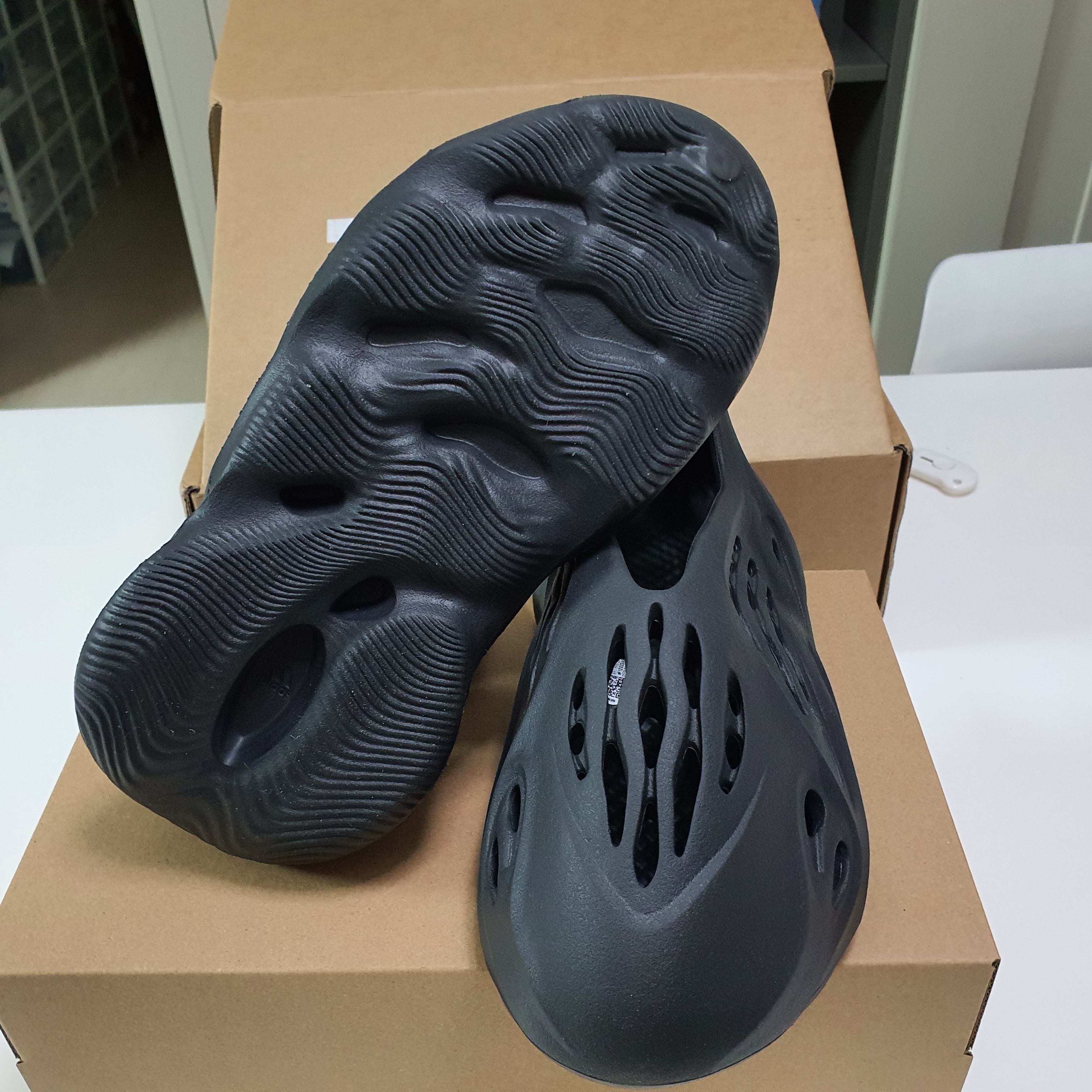 Adidas Yeezy Foam RNNR Onyx 착용 스타일 - 1