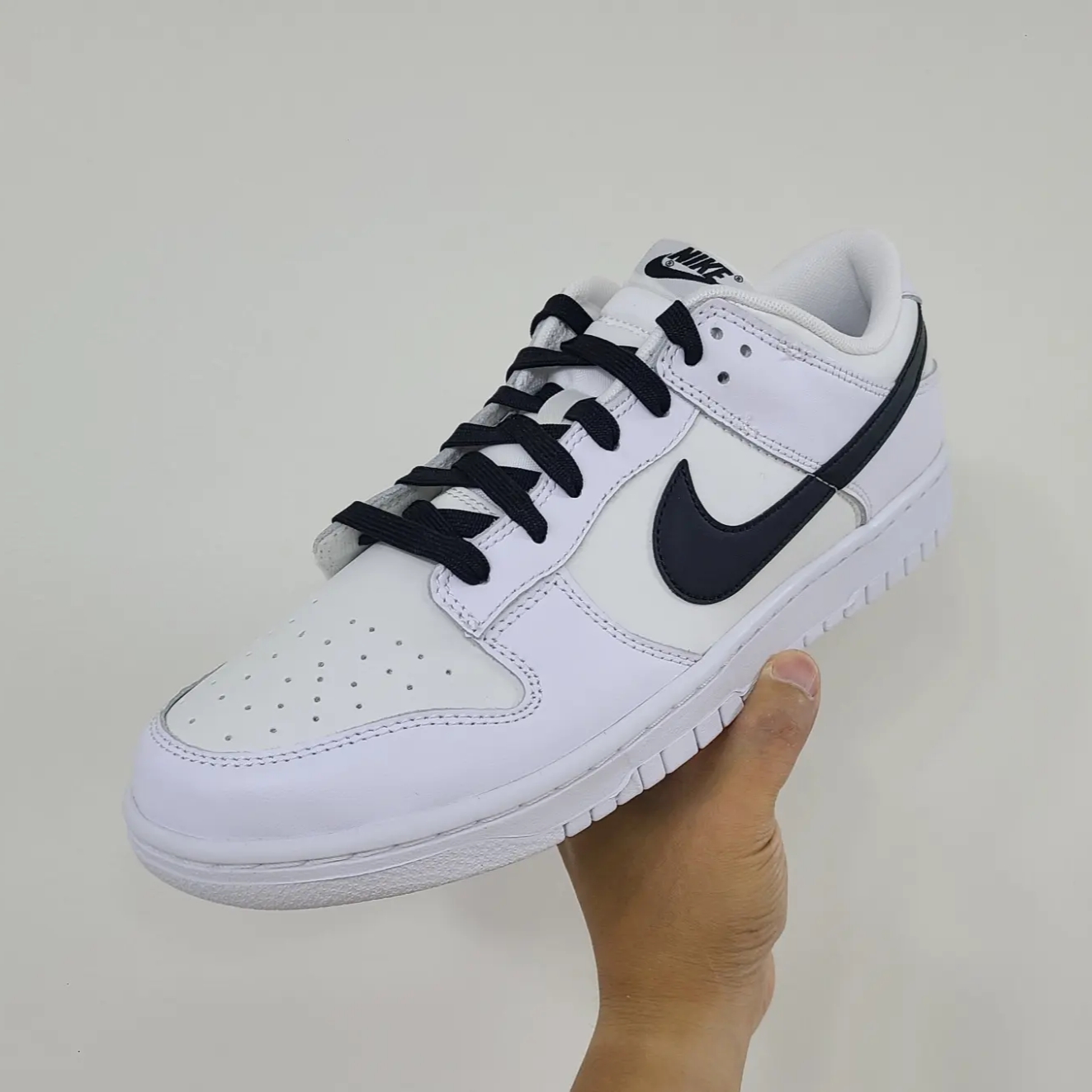 Nike Dunk Low Retro Summit White 착용 스타일 - 1