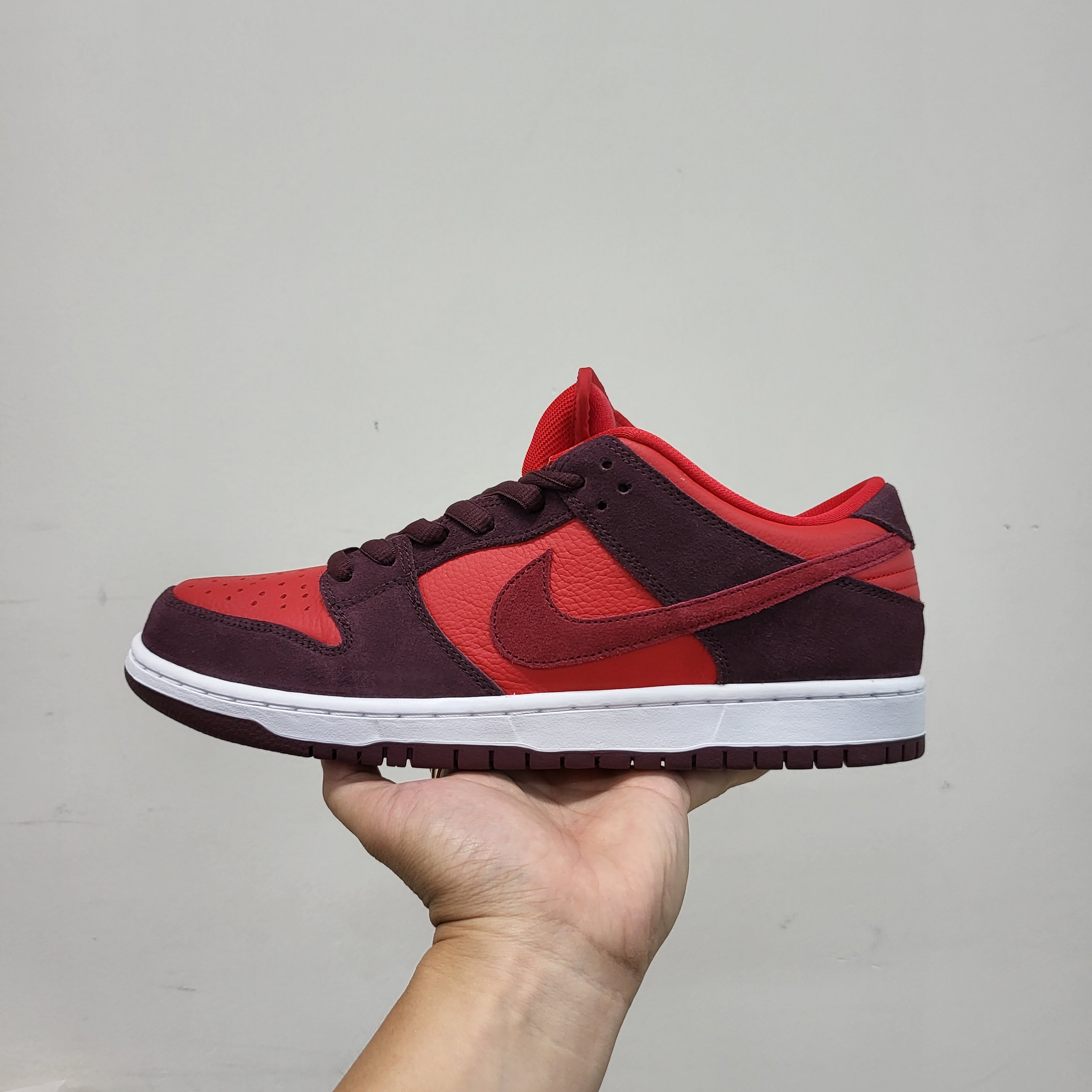 Nike SB Dunk Low Pro Cherry 착용 스타일 - 1