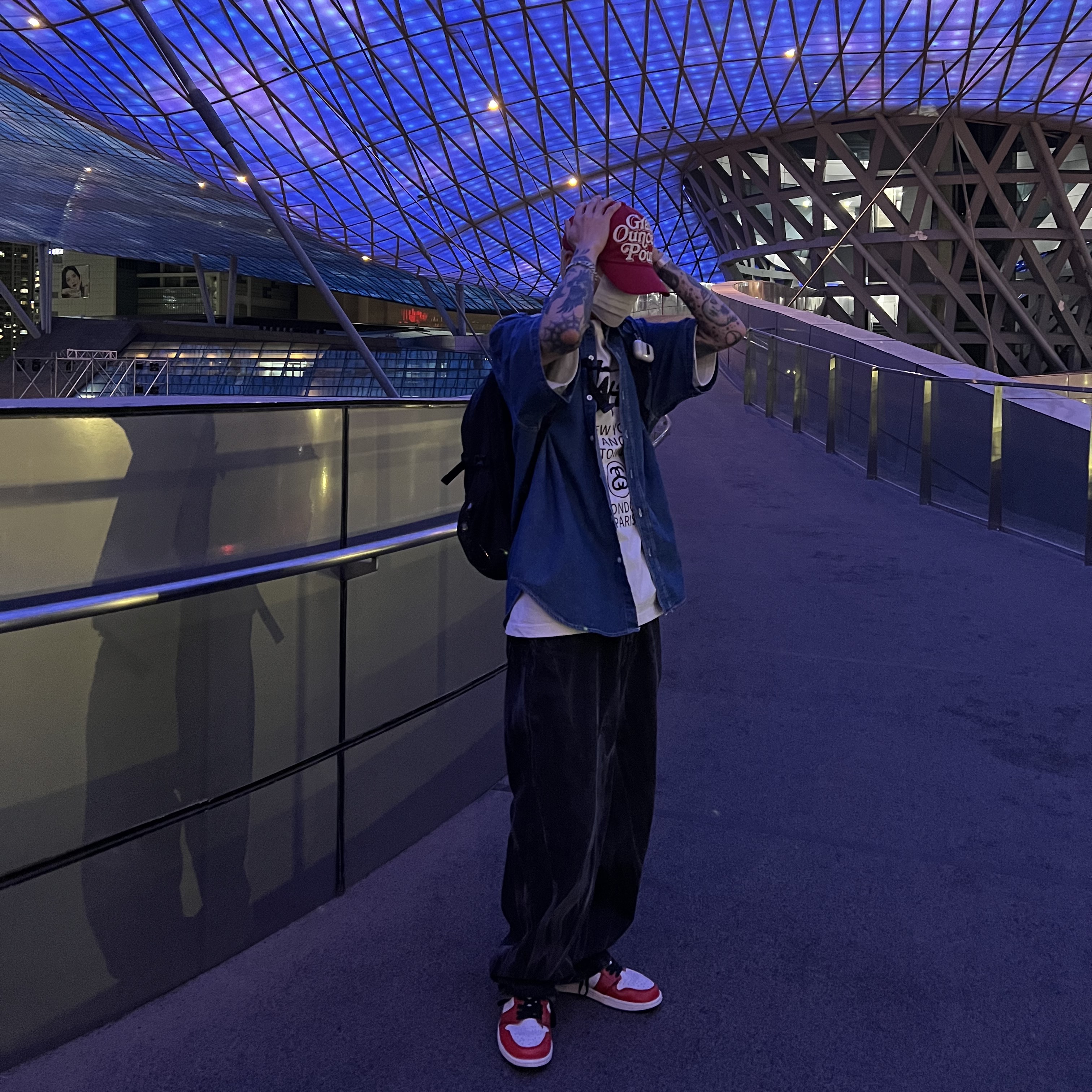 Stussy World Tour T-Shirt White, Jordan 1 Retro High OG Defiant SB LA to Chicago 착용 스타일 - 1