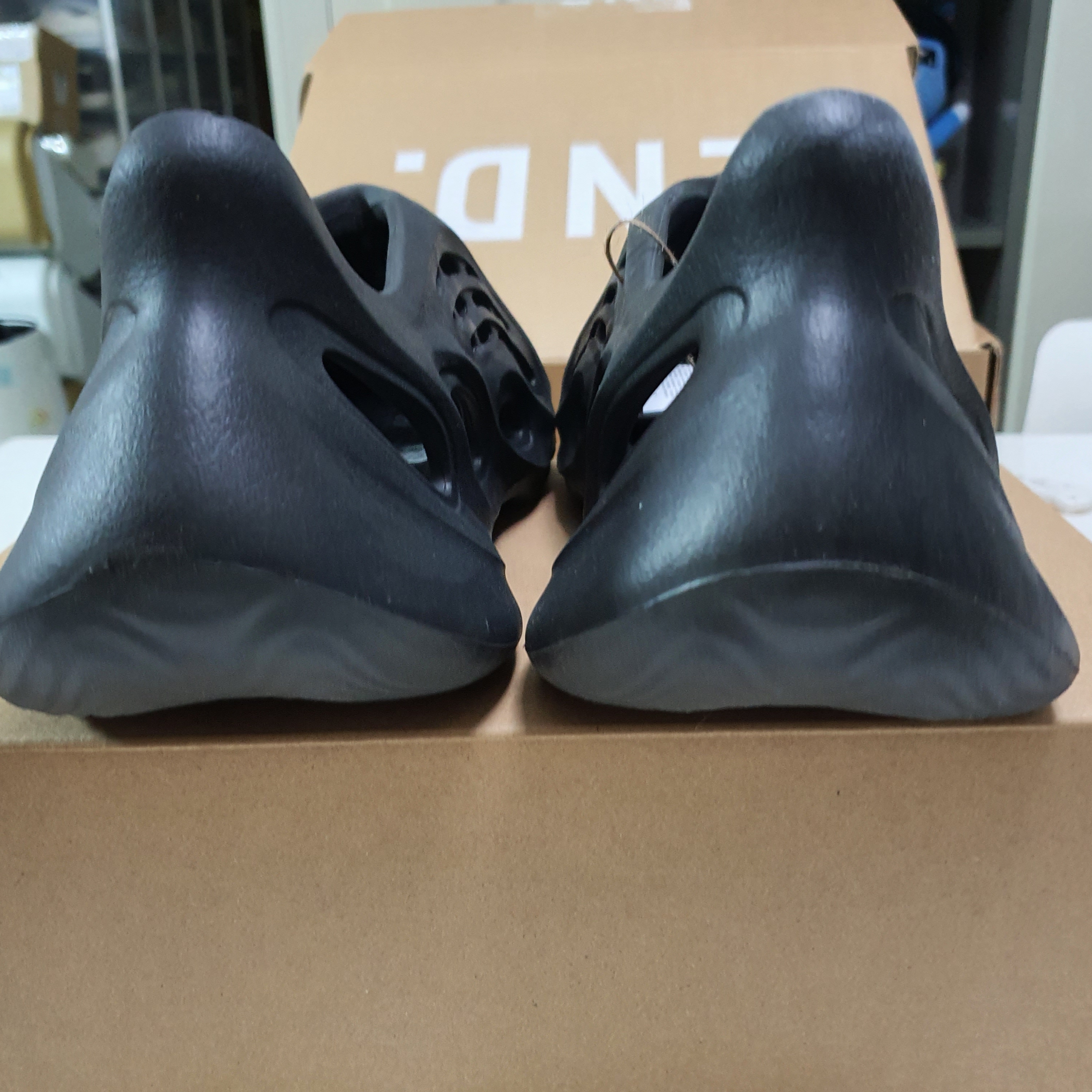 Adidas Yeezy Foam RNNR Onyx 착용 스타일 - 5