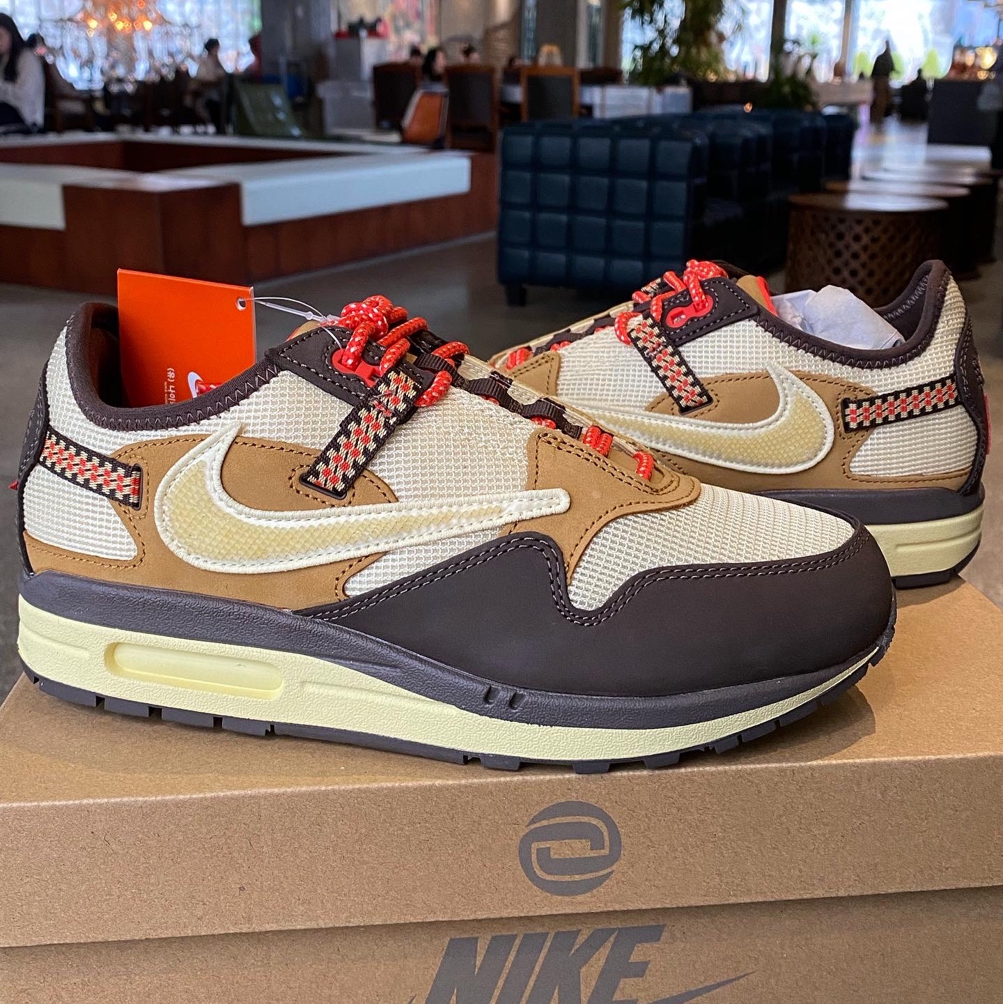 Nike x Travis Scott Air Max 1 Cact.us Brown 착용 스타일 - 1