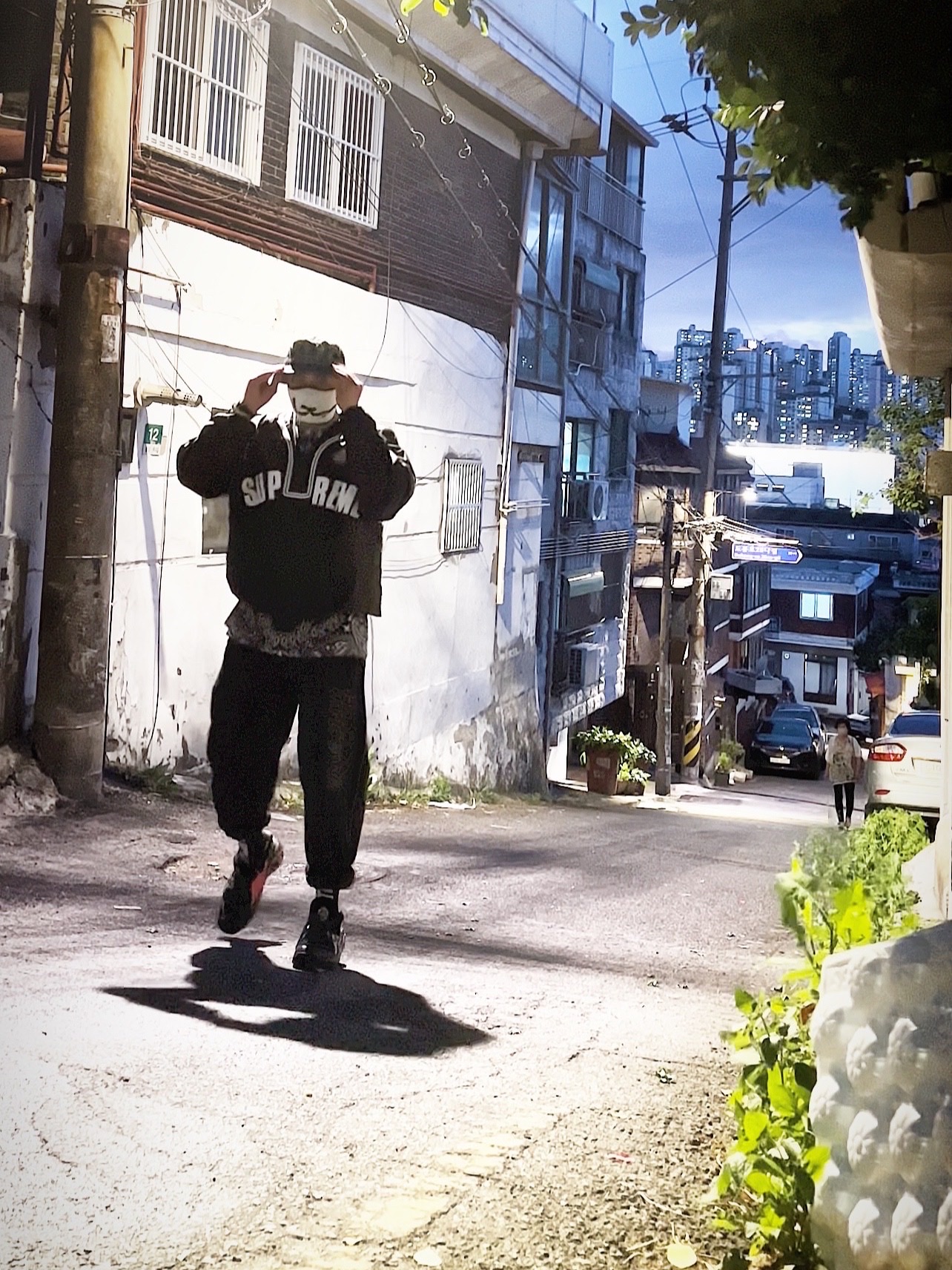 Supreme Bandana Crusher Black - 21SS, Supreme Small Box T-Shirt Black Bandana - 21SS 착용 스타일 - 2