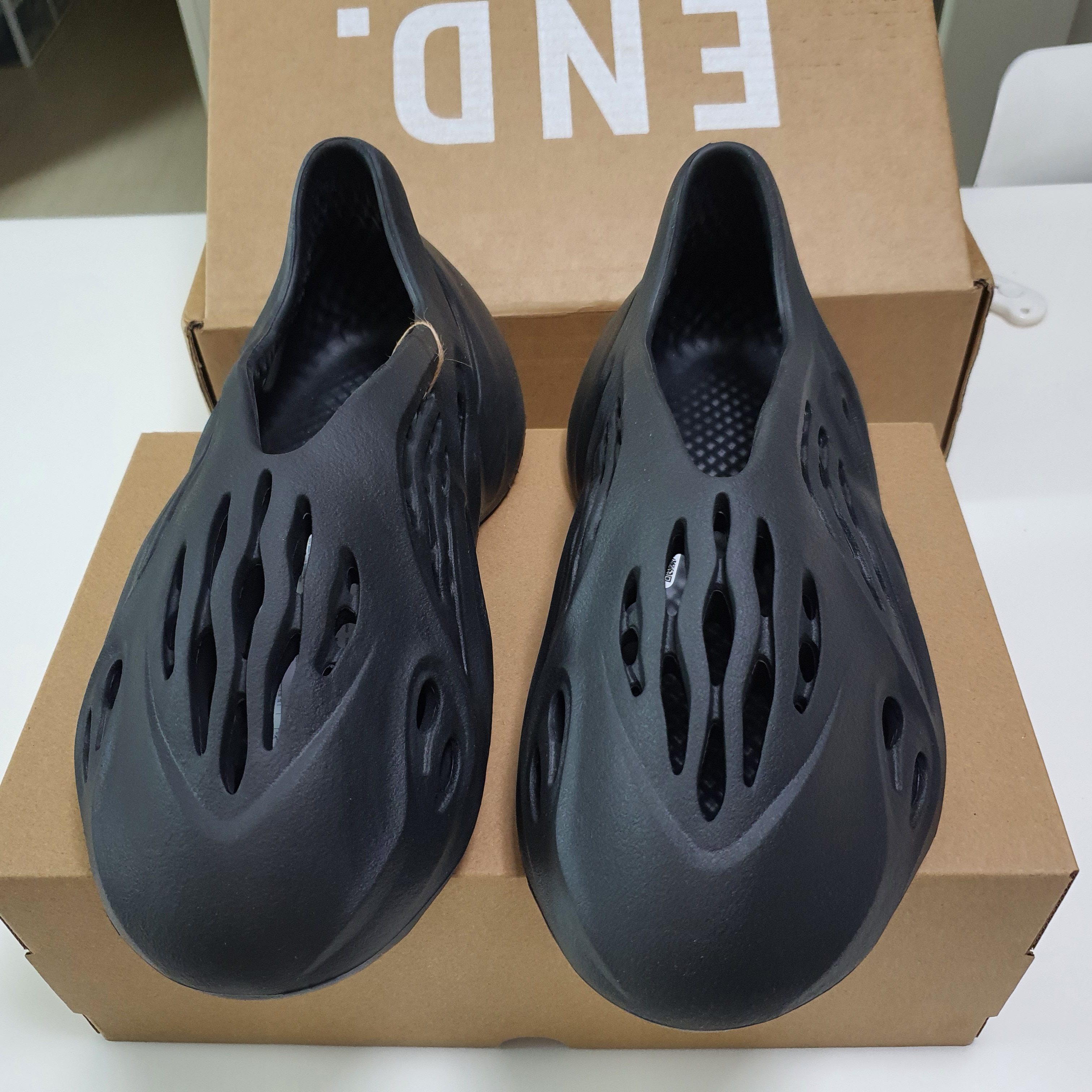 Adidas Yeezy Foam RNNR Onyx 착용 스타일 - 2