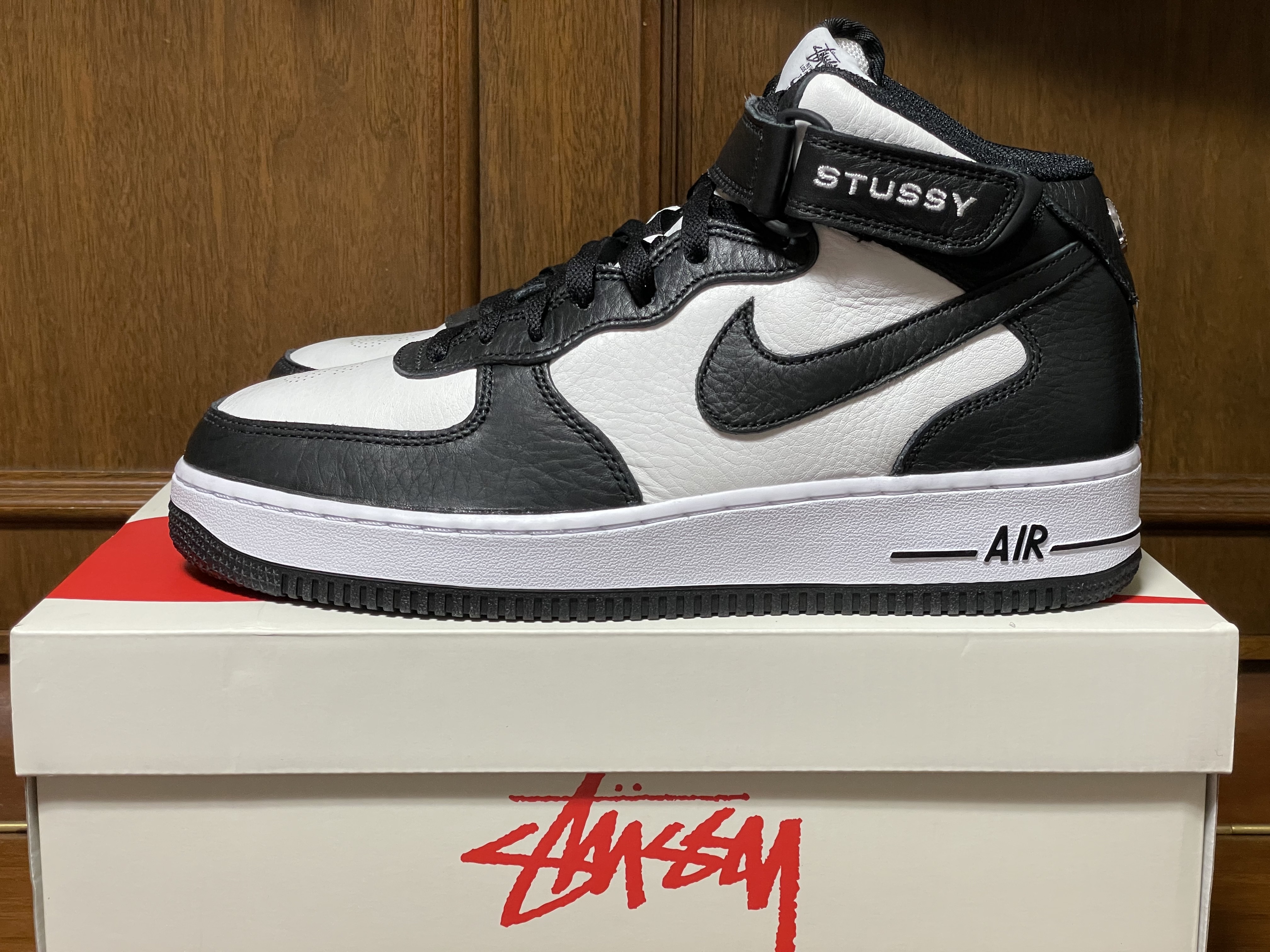 Nike x Stussy Air Force 1 '07 Mid SP Black and Light Bone 착용 스타일 - 3