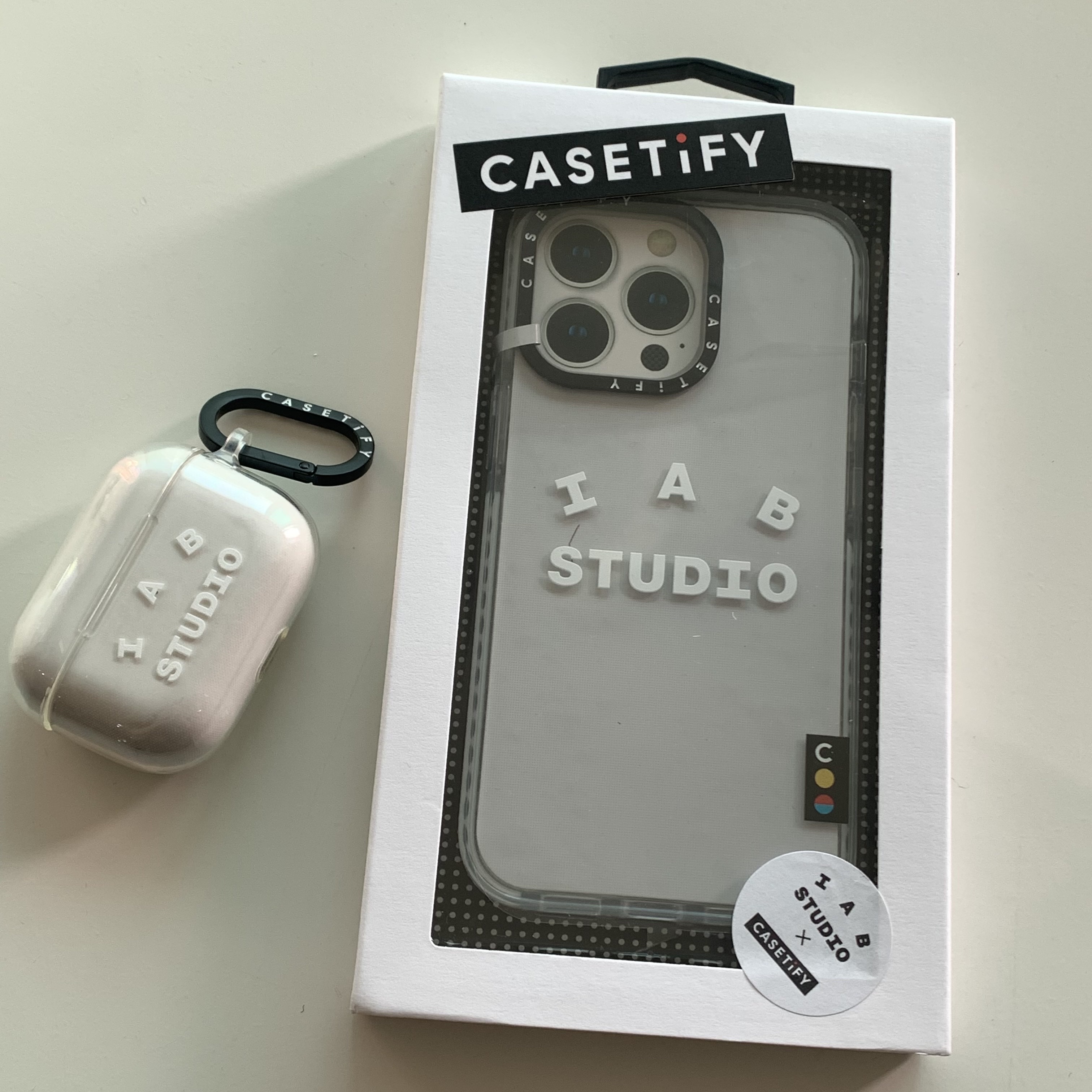 Casetify x IAB Studio iPhone White Logo Impact Case Frost White, Casetify x IAB Studio Single White Logo AirPods Pro Case Clear 착용 스타일