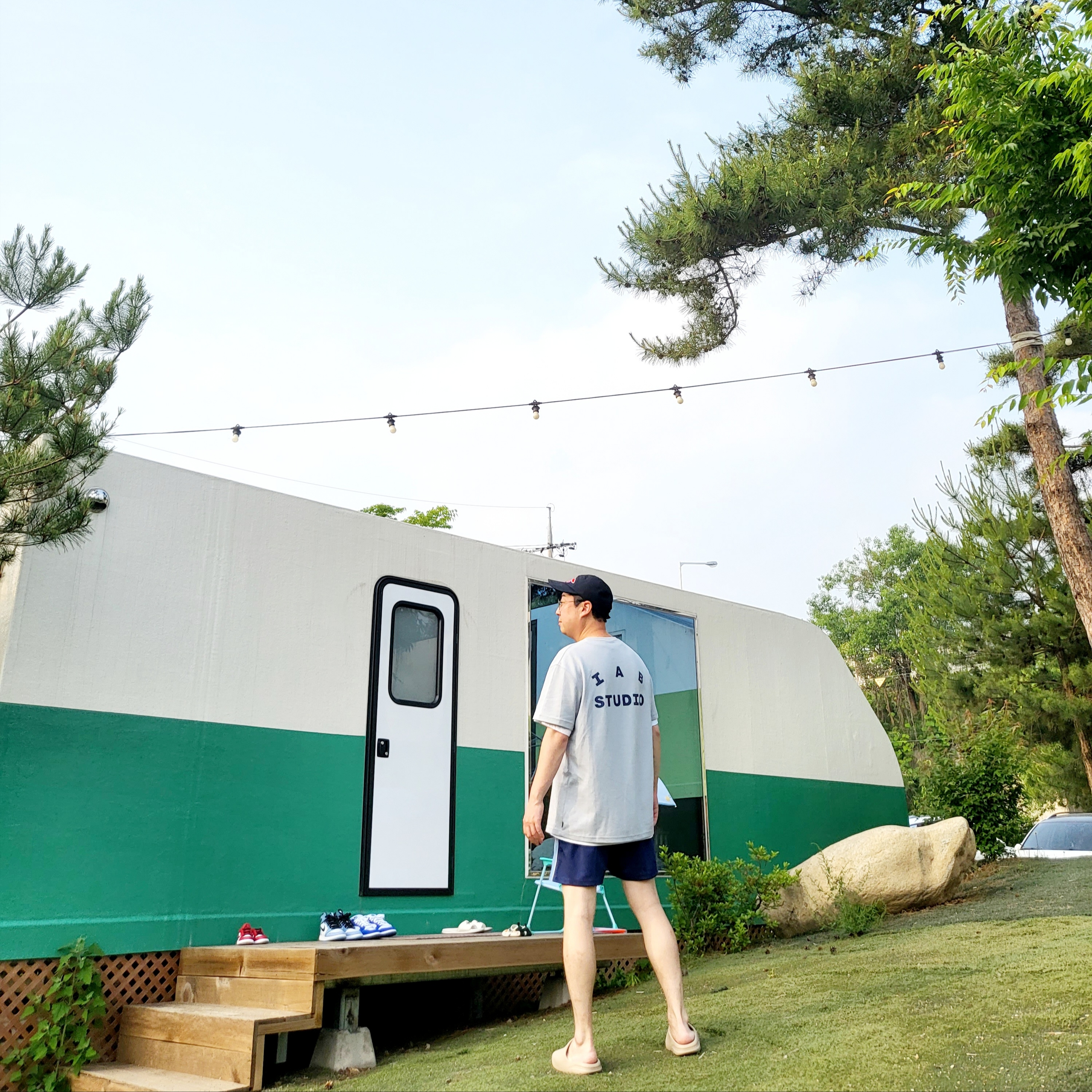 IAB Studio Track Shorts Navy - 21SS, IAB Studio T-Shirt Ash Blue - 21SS 착용 스타일 - 3